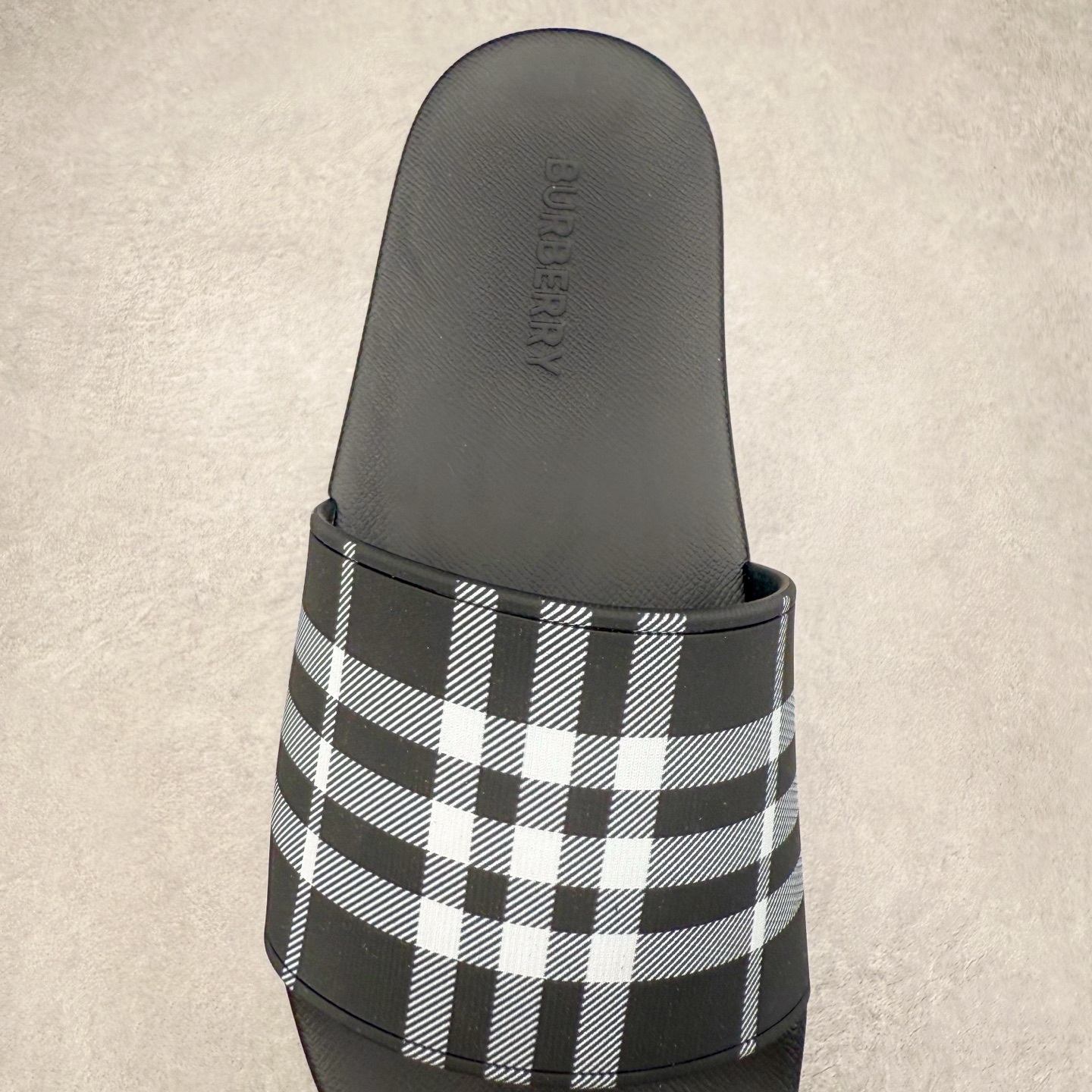 图片[5]-＃零售版 Burberry Vintage 巴宝莉拖鞋夏季新款经典格纹拖鞋复古格纹拖鞋 夏日的第一双拖鞋大家都买了吗？如果没买的话不妨看看这一款BBR拖鞋 整体的设计依然是沿用bbr经典格纹 从颜值上来说我觉得还是挺高 另外脚背的材质也是很软的，拖鞋底页不是特别硬胶的材质 舒适度很好 无论是出街压马路或者是出去拿个外卖都是特别轻盈方便 yb拖鞋背带面材质选用进口特定tpu材质 表面会呈现一粒一粒的间隙穿插粒面 大货实际还原真实写照 另外就是这个格纹是电子建模5D印花打印成型 市面普遍做的格纹偏大偏小不说 色差十分严重 制作工艺严格遵循yb开发 鞋底方面为单独建模开发 鞋底设有入料流道和针孔流道 在整体成型上会比寻常拖鞋复杂很多 鞋身侧面字母是外凸设计 区分市面 同时鞋底字体可以直观对比 整体钢印还原效果依然是完美还原 这个鞋底是有做细沟花纹 而且是一体成型铸造工艺 大货包括鞋底字母钢印等均也是做到同等极致 还原度高达98%以上 尺码：36 37 38 39 40 41 42 43 44 45 46-选品中心