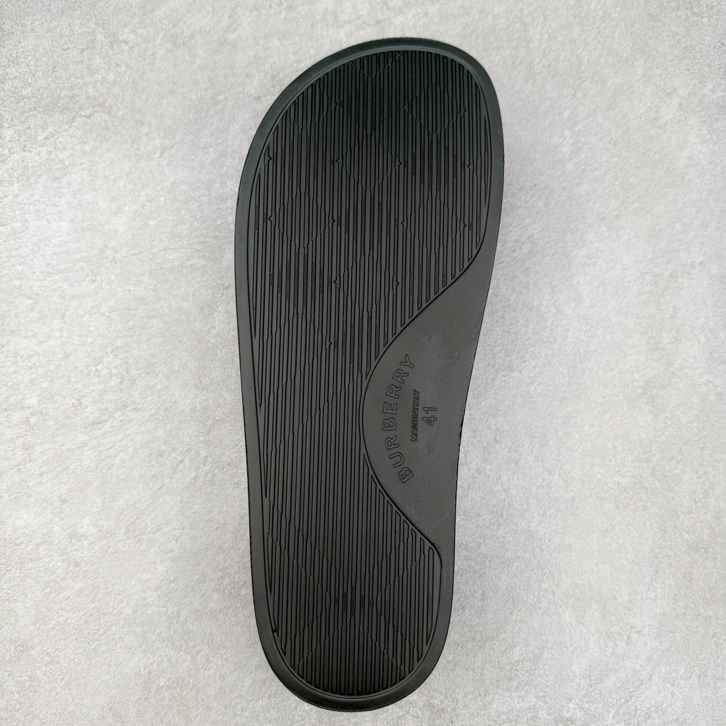 图片[9]-＃零售版 Burberry Vintage 巴宝莉拖鞋夏季新款经典格纹拖鞋复古格纹拖鞋 夏日的第一双拖鞋大家都买了吗？如果没买的话不妨看看这一款BBR拖鞋 整体的设计依然是沿用bbr经典格纹 从颜值上来说我觉得还是挺高 另外脚背的材质也是很软的，拖鞋底页不是特别硬胶的材质 舒适度很好 无论是出街压马路或者是出去拿个外卖都是特别轻盈方便 yb拖鞋背带面材质选用进口特定tpu材质 表面会呈现一粒一粒的间隙穿插粒面 大货实际还原真实写照 另外就是这个格纹是电子建模5D印花打印成型 市面普遍做的格纹偏大偏小不说 色差十分严重 制作工艺严格遵循yb开发 鞋底方面为单独建模开发 鞋底设有入料流道和针孔流道 在整体成型上会比寻常拖鞋复杂很多 鞋身侧面字母是外凸设计 区分市面 同时鞋底字体可以直观对比 整体钢印还原效果依然是完美还原 这个鞋底是有做细沟花纹 而且是一体成型铸造工艺 大货包括鞋底字母钢印等均也是做到同等极致 还原度高达98%以上 尺码：36 37 38 39 40 41 42 43 44 45 46-选品中心