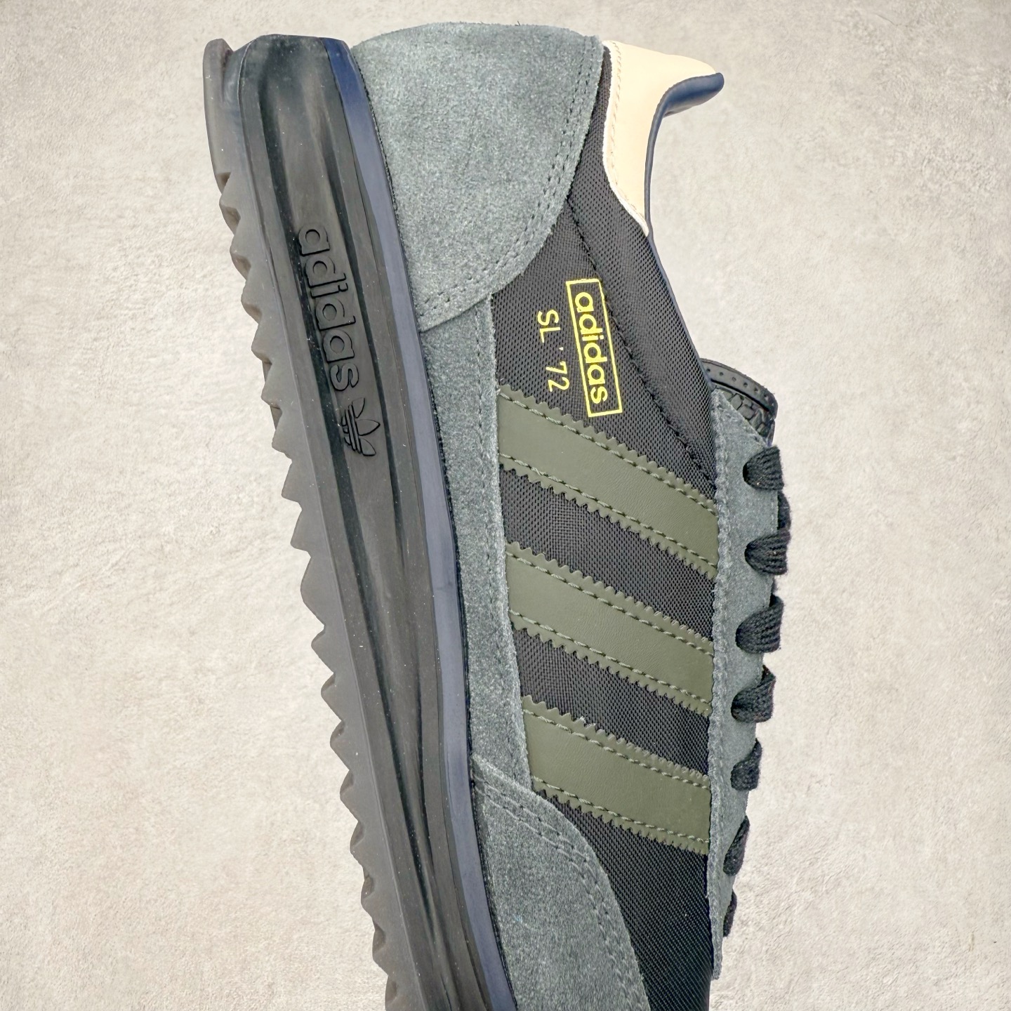 图片[6]-＃HP纯原 AD Wmns SL72 OG 系列德训足球风百搭低帮休闲运动板鞋 IG4646 采用高弹EVA+MODEL+RB三层组合底 区别市面RB一体大底 三层组合鞋底重量与原鞋一致 Originals 将有「T 头鞋」造型的诞生于 1972 年的 SL72 鞋款复刻带回 各位买鞋又有新选择了 1972 年 SL72 问世后 引领了后来阿迪达斯的跑鞋发展方向 其中「SL」代表了 Super Light 彰显了产品轻便的特性 1972 年 SL72 问世后 引领了后来阿迪达斯的跑鞋发展方向 其中「SL」代表了 Super Light 彰显了产品轻便的特性 这次 Originals 延续其轻质经典的基因 带来男女两款 SL72 男生款带来 SL72 RS 鞋型 RS 意为 Reshaped（重塑）鞋款在保留了经典的外观基础上 在尼龙材质里增加了填充物 使鞋型更加挺立和饱满 鞋头则更加圆润 鞋底的 EVA 材质则增加了鞋款的高度 女生款则带来 SL72 OG W 鞋型 OG 顾名思义则是致敬经典款式 相较于 RS（Reshaped）鞋款 鞋身更加纤细 其整体鞋身轮廓、线条、细节、材质上尊崇 70 年代 SL72 的设计 还原经典味道 尺码：36 36⅔ 37⅓ 38 38⅔ 39⅓ 40 40⅔ 41⅓ 42 42⅔ 43⅓ 44 44⅔ 45-选品中心