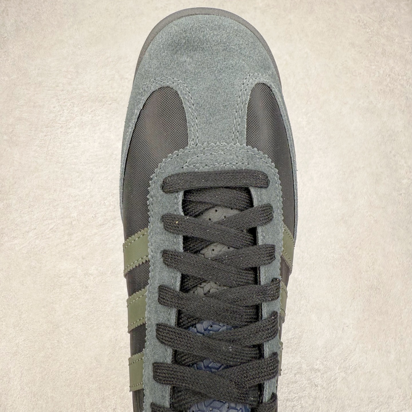 图片[4]-＃HP纯原 AD Wmns SL72 OG 系列德训足球风百搭低帮休闲运动板鞋 IG4646 采用高弹EVA+MODEL+RB三层组合底 区别市面RB一体大底 三层组合鞋底重量与原鞋一致 Originals 将有「T 头鞋」造型的诞生于 1972 年的 SL72 鞋款复刻带回 各位买鞋又有新选择了 1972 年 SL72 问世后 引领了后来阿迪达斯的跑鞋发展方向 其中「SL」代表了 Super Light 彰显了产品轻便的特性 1972 年 SL72 问世后 引领了后来阿迪达斯的跑鞋发展方向 其中「SL」代表了 Super Light 彰显了产品轻便的特性 这次 Originals 延续其轻质经典的基因 带来男女两款 SL72 男生款带来 SL72 RS 鞋型 RS 意为 Reshaped（重塑）鞋款在保留了经典的外观基础上 在尼龙材质里增加了填充物 使鞋型更加挺立和饱满 鞋头则更加圆润 鞋底的 EVA 材质则增加了鞋款的高度 女生款则带来 SL72 OG W 鞋型 OG 顾名思义则是致敬经典款式 相较于 RS（Reshaped）鞋款 鞋身更加纤细 其整体鞋身轮廓、线条、细节、材质上尊崇 70 年代 SL72 的设计 还原经典味道 尺码：36 36⅔ 37⅓ 38 38⅔ 39⅓ 40 40⅔ 41⅓ 42 42⅔ 43⅓ 44 44⅔ 45-选品中心