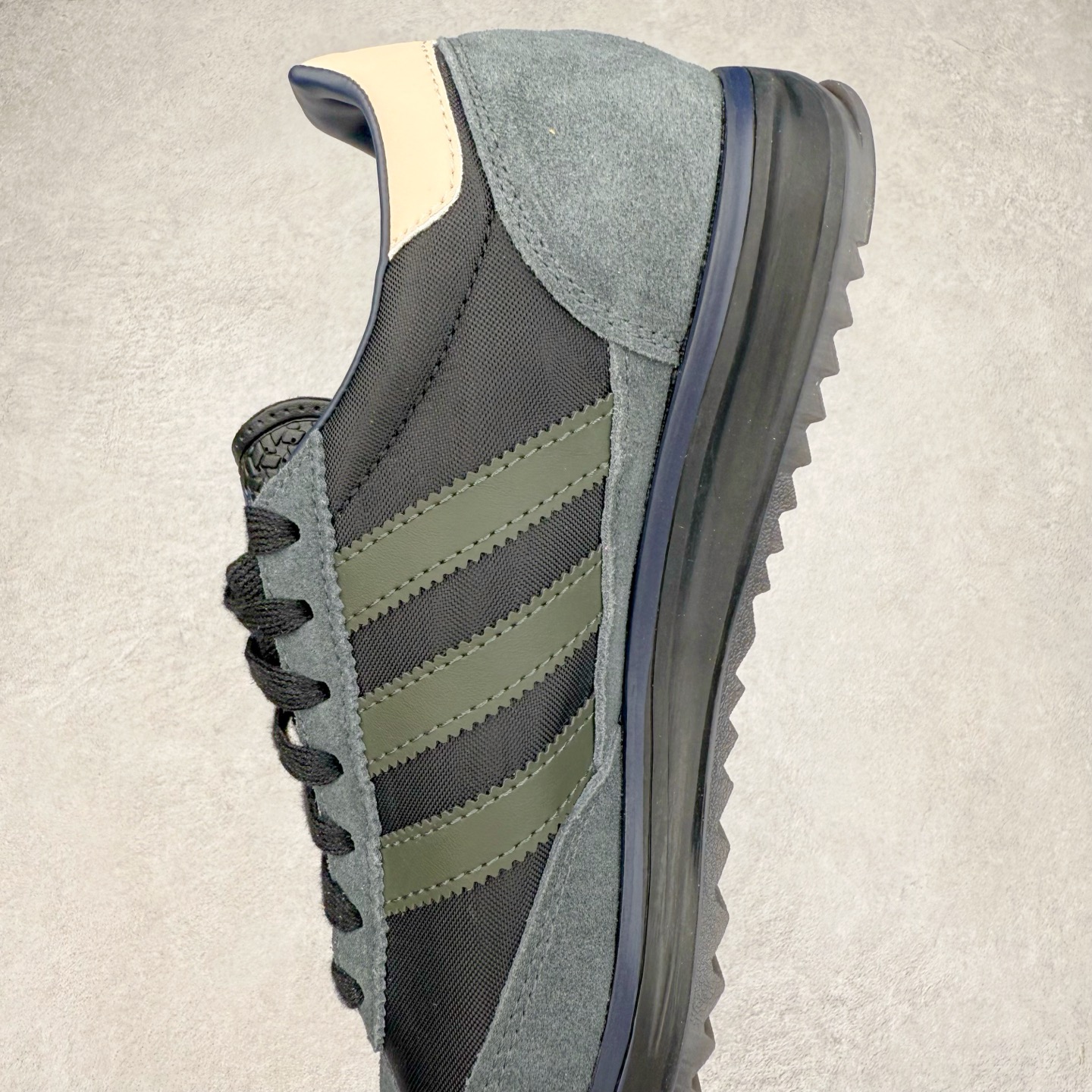 图片[7]-＃HP纯原 AD Wmns SL72 OG 系列德训足球风百搭低帮休闲运动板鞋 IG4646 采用高弹EVA+MODEL+RB三层组合底 区别市面RB一体大底 三层组合鞋底重量与原鞋一致 Originals 将有「T 头鞋」造型的诞生于 1972 年的 SL72 鞋款复刻带回 各位买鞋又有新选择了 1972 年 SL72 问世后 引领了后来阿迪达斯的跑鞋发展方向 其中「SL」代表了 Super Light 彰显了产品轻便的特性 1972 年 SL72 问世后 引领了后来阿迪达斯的跑鞋发展方向 其中「SL」代表了 Super Light 彰显了产品轻便的特性 这次 Originals 延续其轻质经典的基因 带来男女两款 SL72 男生款带来 SL72 RS 鞋型 RS 意为 Reshaped（重塑）鞋款在保留了经典的外观基础上 在尼龙材质里增加了填充物 使鞋型更加挺立和饱满 鞋头则更加圆润 鞋底的 EVA 材质则增加了鞋款的高度 女生款则带来 SL72 OG W 鞋型 OG 顾名思义则是致敬经典款式 相较于 RS（Reshaped）鞋款 鞋身更加纤细 其整体鞋身轮廓、线条、细节、材质上尊崇 70 年代 SL72 的设计 还原经典味道 尺码：36 36⅔ 37⅓ 38 38⅔ 39⅓ 40 40⅔ 41⅓ 42 42⅔ 43⅓ 44 44⅔ 45-选品中心