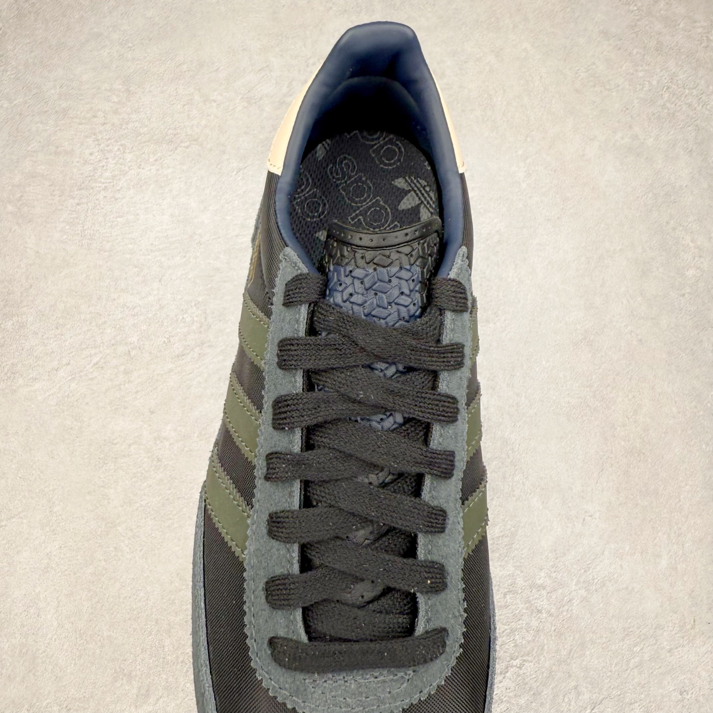 图片[5]-＃HP纯原 AD Wmns SL72 OG 系列德训足球风百搭低帮休闲运动板鞋 IG4646 采用高弹EVA+MODEL+RB三层组合底 区别市面RB一体大底 三层组合鞋底重量与原鞋一致 Originals 将有「T 头鞋」造型的诞生于 1972 年的 SL72 鞋款复刻带回 各位买鞋又有新选择了 1972 年 SL72 问世后 引领了后来阿迪达斯的跑鞋发展方向 其中「SL」代表了 Super Light 彰显了产品轻便的特性 1972 年 SL72 问世后 引领了后来阿迪达斯的跑鞋发展方向 其中「SL」代表了 Super Light 彰显了产品轻便的特性 这次 Originals 延续其轻质经典的基因 带来男女两款 SL72 男生款带来 SL72 RS 鞋型 RS 意为 Reshaped（重塑）鞋款在保留了经典的外观基础上 在尼龙材质里增加了填充物 使鞋型更加挺立和饱满 鞋头则更加圆润 鞋底的 EVA 材质则增加了鞋款的高度 女生款则带来 SL72 OG W 鞋型 OG 顾名思义则是致敬经典款式 相较于 RS（Reshaped）鞋款 鞋身更加纤细 其整体鞋身轮廓、线条、细节、材质上尊崇 70 年代 SL72 的设计 还原经典味道 尺码：36 36⅔ 37⅓ 38 38⅔ 39⅓ 40 40⅔ 41⅓ 42 42⅔ 43⅓ 44 44⅔ 45-选品中心