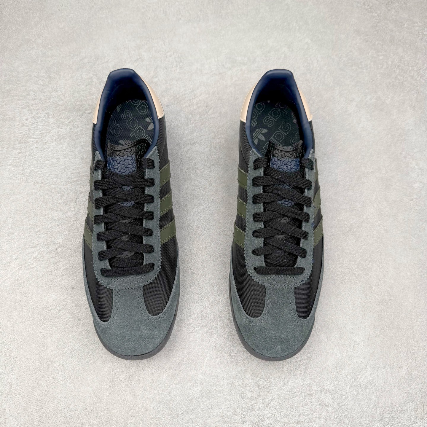 图片[2]-＃HP纯原 AD Wmns SL72 OG 系列德训足球风百搭低帮休闲运动板鞋 IG4646 采用高弹EVA+MODEL+RB三层组合底 区别市面RB一体大底 三层组合鞋底重量与原鞋一致 Originals 将有「T 头鞋」造型的诞生于 1972 年的 SL72 鞋款复刻带回 各位买鞋又有新选择了 1972 年 SL72 问世后 引领了后来阿迪达斯的跑鞋发展方向 其中「SL」代表了 Super Light 彰显了产品轻便的特性 1972 年 SL72 问世后 引领了后来阿迪达斯的跑鞋发展方向 其中「SL」代表了 Super Light 彰显了产品轻便的特性 这次 Originals 延续其轻质经典的基因 带来男女两款 SL72 男生款带来 SL72 RS 鞋型 RS 意为 Reshaped（重塑）鞋款在保留了经典的外观基础上 在尼龙材质里增加了填充物 使鞋型更加挺立和饱满 鞋头则更加圆润 鞋底的 EVA 材质则增加了鞋款的高度 女生款则带来 SL72 OG W 鞋型 OG 顾名思义则是致敬经典款式 相较于 RS（Reshaped）鞋款 鞋身更加纤细 其整体鞋身轮廓、线条、细节、材质上尊崇 70 年代 SL72 的设计 还原经典味道 尺码：36 36⅔ 37⅓ 38 38⅔ 39⅓ 40 40⅔ 41⅓ 42 42⅔ 43⅓ 44 44⅔ 45-选品中心