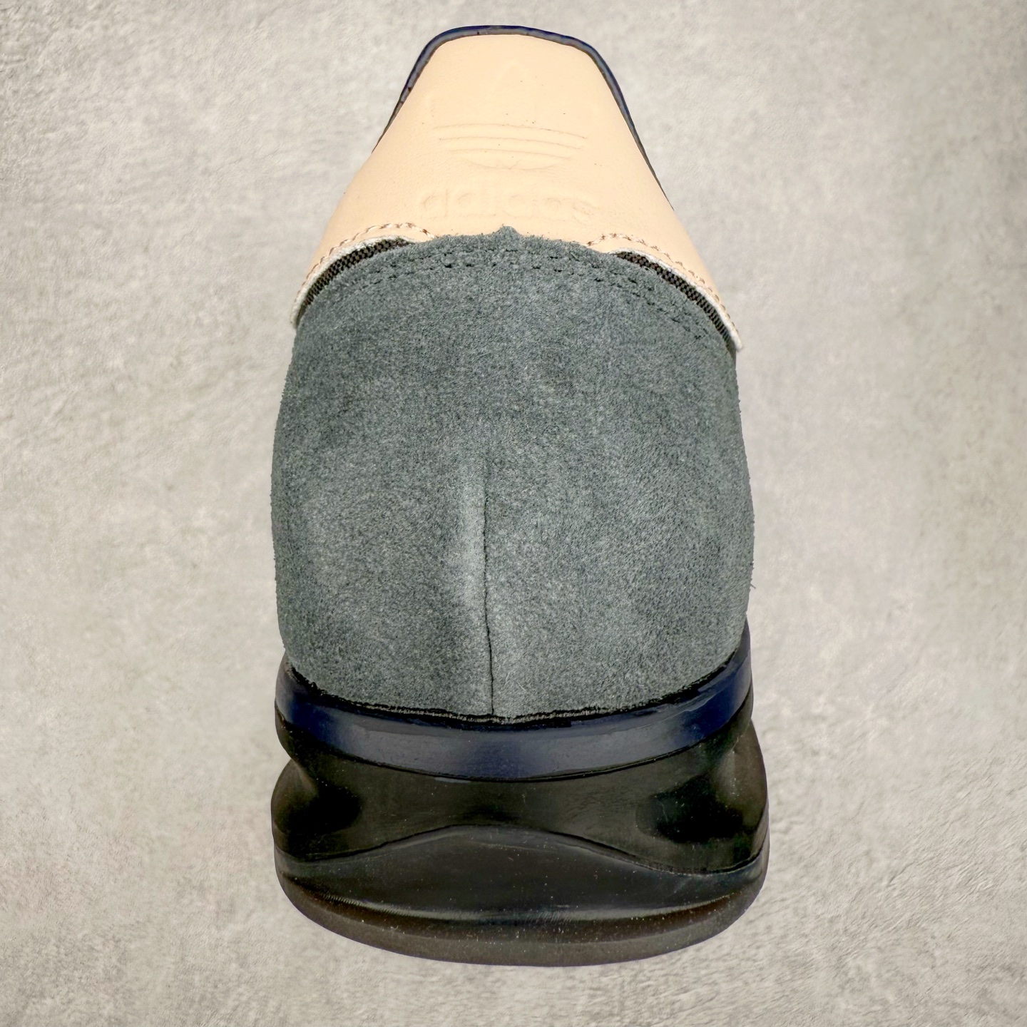 图片[8]-＃HP纯原 AD Wmns SL72 OG 系列德训足球风百搭低帮休闲运动板鞋 IG4646 采用高弹EVA+MODEL+RB三层组合底 区别市面RB一体大底 三层组合鞋底重量与原鞋一致 Originals 将有「T 头鞋」造型的诞生于 1972 年的 SL72 鞋款复刻带回 各位买鞋又有新选择了 1972 年 SL72 问世后 引领了后来阿迪达斯的跑鞋发展方向 其中「SL」代表了 Super Light 彰显了产品轻便的特性 1972 年 SL72 问世后 引领了后来阿迪达斯的跑鞋发展方向 其中「SL」代表了 Super Light 彰显了产品轻便的特性 这次 Originals 延续其轻质经典的基因 带来男女两款 SL72 男生款带来 SL72 RS 鞋型 RS 意为 Reshaped（重塑）鞋款在保留了经典的外观基础上 在尼龙材质里增加了填充物 使鞋型更加挺立和饱满 鞋头则更加圆润 鞋底的 EVA 材质则增加了鞋款的高度 女生款则带来 SL72 OG W 鞋型 OG 顾名思义则是致敬经典款式 相较于 RS（Reshaped）鞋款 鞋身更加纤细 其整体鞋身轮廓、线条、细节、材质上尊崇 70 年代 SL72 的设计 还原经典味道 尺码：36 36⅔ 37⅓ 38 38⅔ 39⅓ 40 40⅔ 41⅓ 42 42⅔ 43⅓ 44 44⅔ 45-选品中心