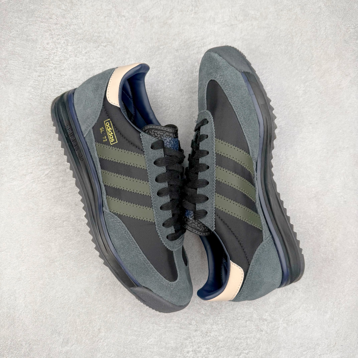 图片[3]-＃HP纯原 AD Wmns SL72 OG 系列德训足球风百搭低帮休闲运动板鞋 IG4646 采用高弹EVA+MODEL+RB三层组合底 区别市面RB一体大底 三层组合鞋底重量与原鞋一致 Originals 将有「T 头鞋」造型的诞生于 1972 年的 SL72 鞋款复刻带回 各位买鞋又有新选择了 1972 年 SL72 问世后 引领了后来阿迪达斯的跑鞋发展方向 其中「SL」代表了 Super Light 彰显了产品轻便的特性 1972 年 SL72 问世后 引领了后来阿迪达斯的跑鞋发展方向 其中「SL」代表了 Super Light 彰显了产品轻便的特性 这次 Originals 延续其轻质经典的基因 带来男女两款 SL72 男生款带来 SL72 RS 鞋型 RS 意为 Reshaped（重塑）鞋款在保留了经典的外观基础上 在尼龙材质里增加了填充物 使鞋型更加挺立和饱满 鞋头则更加圆润 鞋底的 EVA 材质则增加了鞋款的高度 女生款则带来 SL72 OG W 鞋型 OG 顾名思义则是致敬经典款式 相较于 RS（Reshaped）鞋款 鞋身更加纤细 其整体鞋身轮廓、线条、细节、材质上尊崇 70 年代 SL72 的设计 还原经典味道 尺码：36 36⅔ 37⅓ 38 38⅔ 39⅓ 40 40⅔ 41⅓ 42 42⅔ 43⅓ 44 44⅔ 45-选品中心