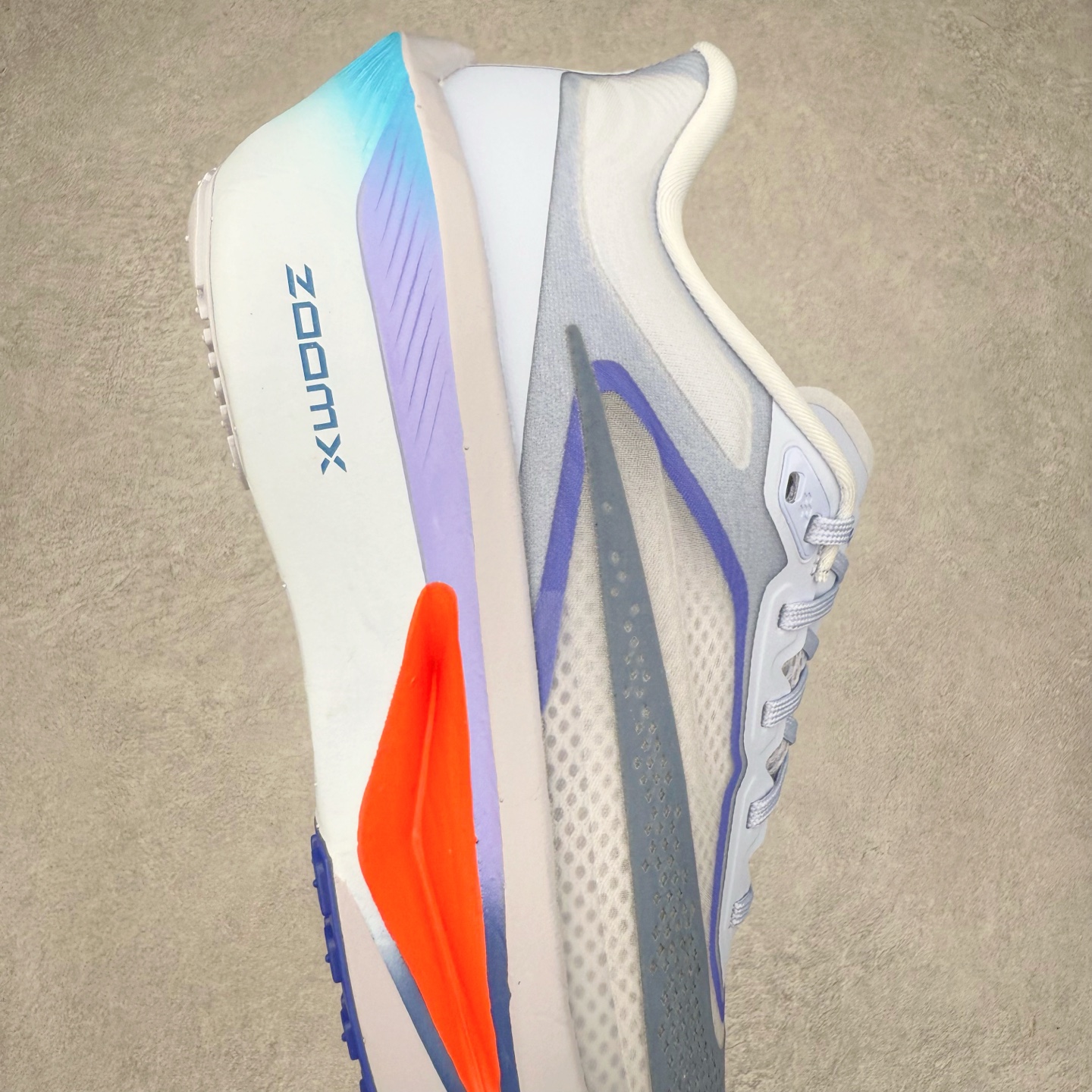 图片[6]-NK ZoomX Invincible Run Flyknit 6 轻量跑鞋 飞织低帮休闲运动慢跑鞋 FN8454-002 此鞋专为短跑运动员而生 是为 5 至 10 公里距离的赛事和训练打造 整体设计采用流线型的轻质工程网眼材质构成鞋面 并与其他 Running 旗舰鞋款同样搭载全脚掌 ZoomX 缓冲中底 搭配 Pebax 物料与橡胶外底 ZoomX StreakFly 首发配色以Prototype呈现 其灵感是来自开发期间的磨损测试 透过编号的标记与内侧的预期跑步距离突出研发过程 尺码：36 36.5 37.5 38 38.5 39 40 40.5 41 42 42.5 43 44 45-选品中心