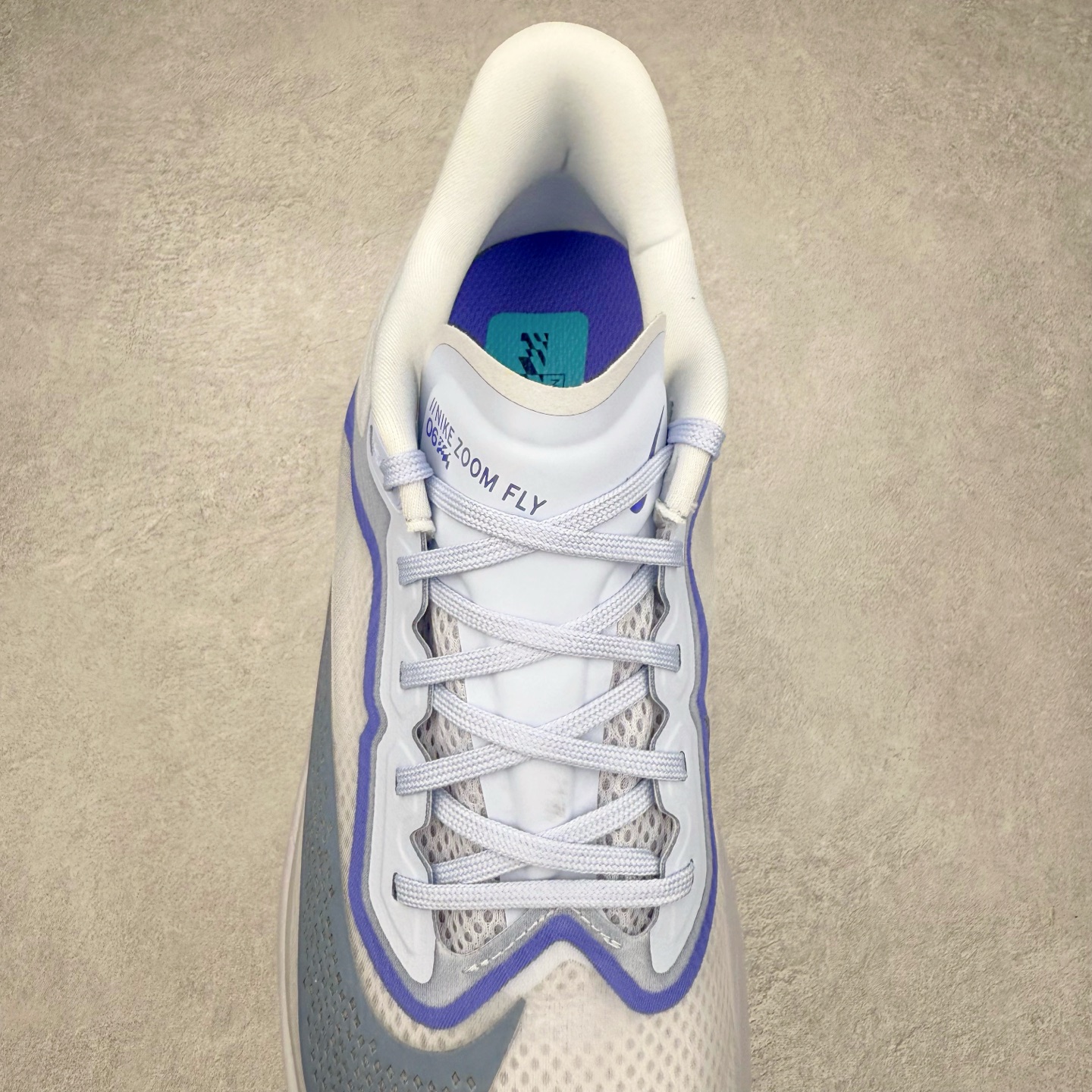 图片[5]-NK ZoomX Invincible Run Flyknit 6 轻量跑鞋 飞织低帮休闲运动慢跑鞋 FN8454-002 此鞋专为短跑运动员而生 是为 5 至 10 公里距离的赛事和训练打造 整体设计采用流线型的轻质工程网眼材质构成鞋面 并与其他 Running 旗舰鞋款同样搭载全脚掌 ZoomX 缓冲中底 搭配 Pebax 物料与橡胶外底 ZoomX StreakFly 首发配色以Prototype呈现 其灵感是来自开发期间的磨损测试 透过编号的标记与内侧的预期跑步距离突出研发过程 尺码：36 36.5 37.5 38 38.5 39 40 40.5 41 42 42.5 43 44 45-选品中心