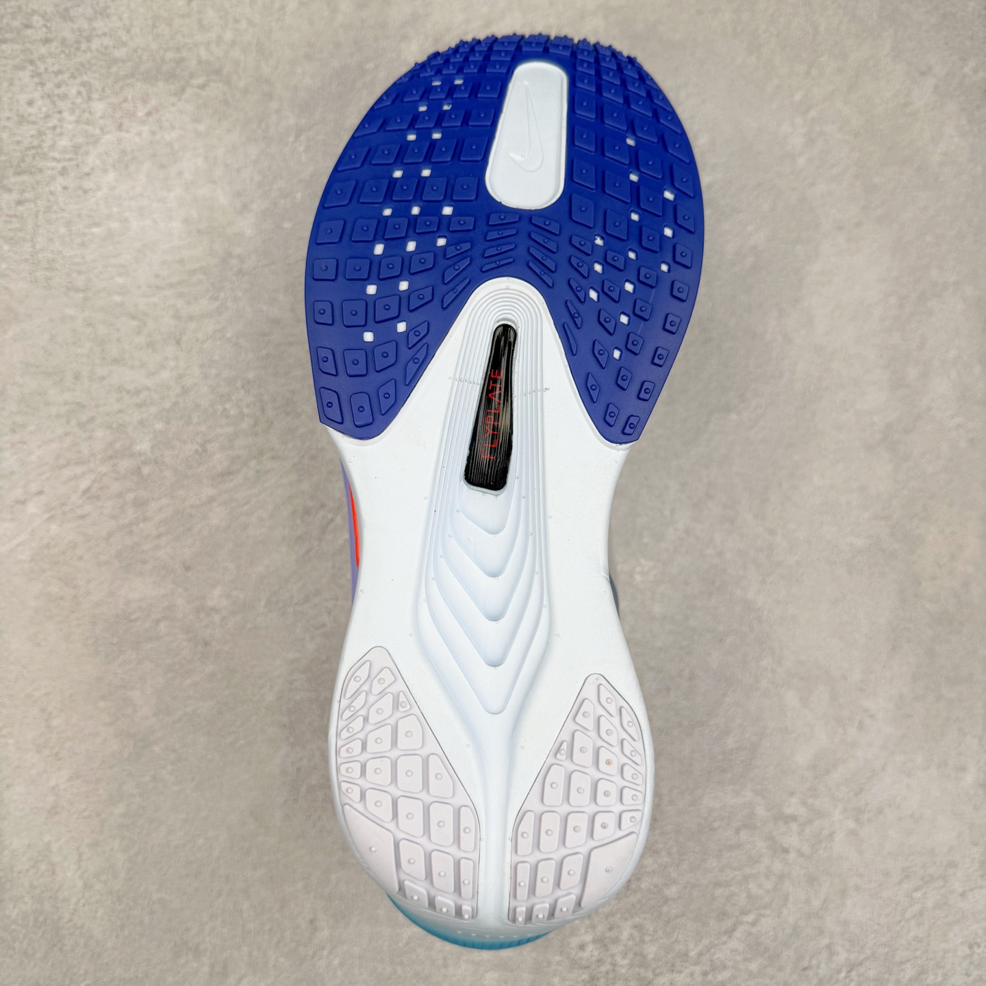 图片[9]-NK ZoomX Invincible Run Flyknit 6 轻量跑鞋 飞织低帮休闲运动慢跑鞋 FN8454-002 此鞋专为短跑运动员而生 是为 5 至 10 公里距离的赛事和训练打造 整体设计采用流线型的轻质工程网眼材质构成鞋面 并与其他 Running 旗舰鞋款同样搭载全脚掌 ZoomX 缓冲中底 搭配 Pebax 物料与橡胶外底 ZoomX StreakFly 首发配色以Prototype呈现 其灵感是来自开发期间的磨损测试 透过编号的标记与内侧的预期跑步距离突出研发过程 尺码：36 36.5 37.5 38 38.5 39 40 40.5 41 42 42.5 43 44 45-选品中心