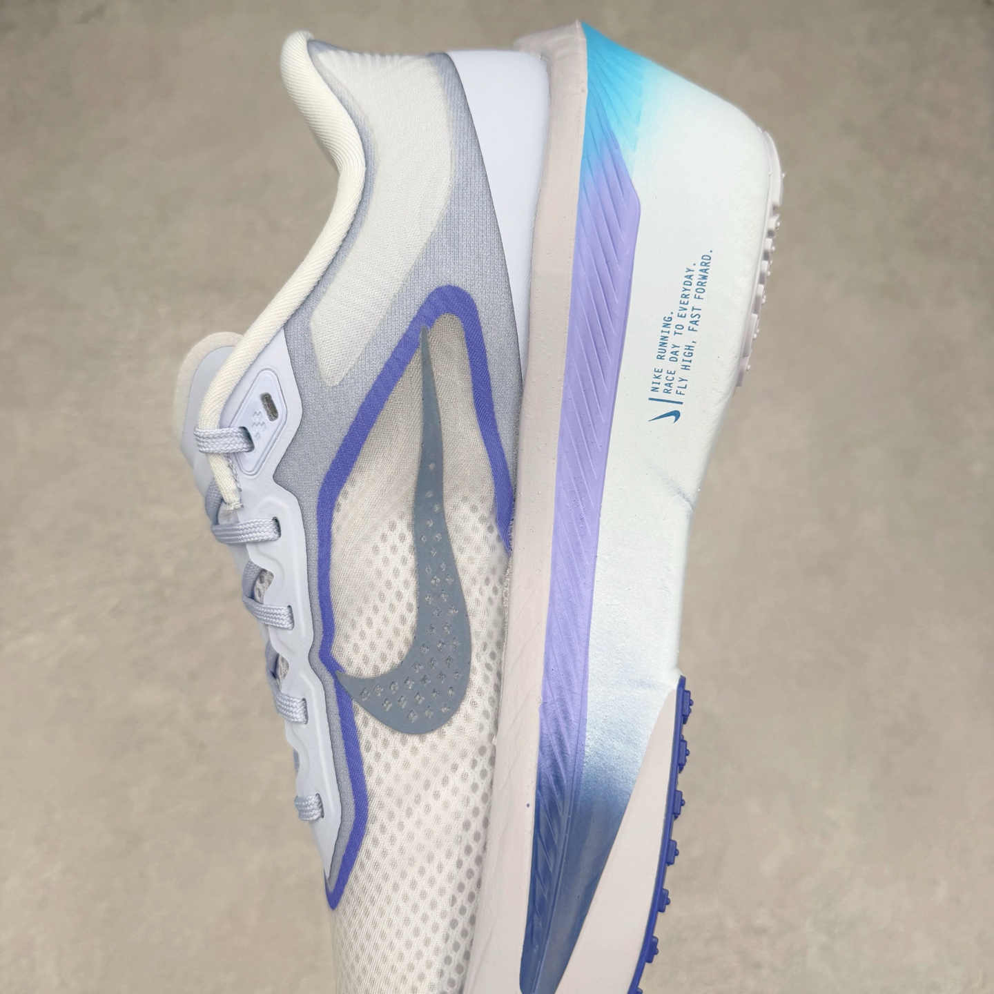 图片[7]-NK ZoomX Invincible Run Flyknit 6 轻量跑鞋 飞织低帮休闲运动慢跑鞋 FN8454-002 此鞋专为短跑运动员而生 是为 5 至 10 公里距离的赛事和训练打造 整体设计采用流线型的轻质工程网眼材质构成鞋面 并与其他 Running 旗舰鞋款同样搭载全脚掌 ZoomX 缓冲中底 搭配 Pebax 物料与橡胶外底 ZoomX StreakFly 首发配色以Prototype呈现 其灵感是来自开发期间的磨损测试 透过编号的标记与内侧的预期跑步距离突出研发过程 尺码：36 36.5 37.5 38 38.5 39 40 40.5 41 42 42.5 43 44 45-选品中心