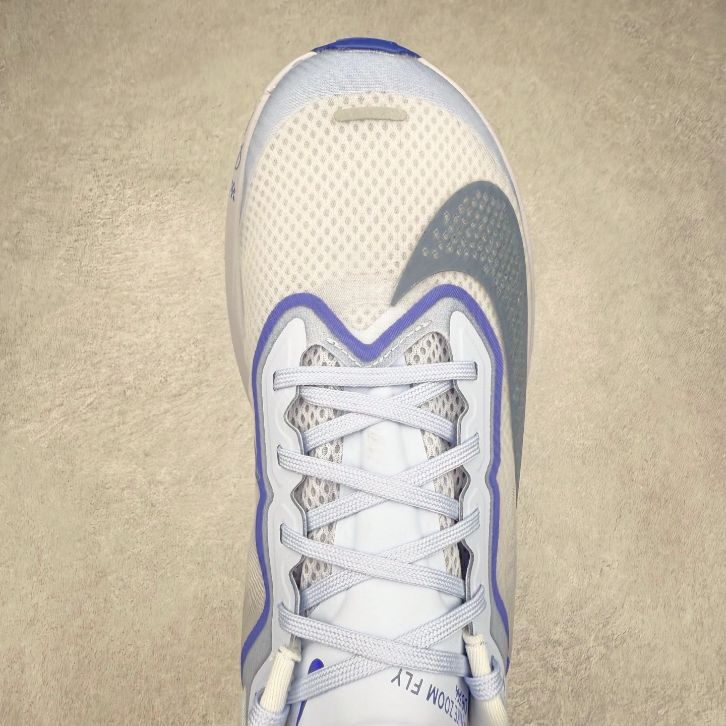 图片[4]-NK ZoomX Invincible Run Flyknit 6 轻量跑鞋 飞织低帮休闲运动慢跑鞋 FN8454-002 此鞋专为短跑运动员而生 是为 5 至 10 公里距离的赛事和训练打造 整体设计采用流线型的轻质工程网眼材质构成鞋面 并与其他 Running 旗舰鞋款同样搭载全脚掌 ZoomX 缓冲中底 搭配 Pebax 物料与橡胶外底 ZoomX StreakFly 首发配色以Prototype呈现 其灵感是来自开发期间的磨损测试 透过编号的标记与内侧的预期跑步距离突出研发过程 尺码：36 36.5 37.5 38 38.5 39 40 40.5 41 42 42.5 43 44 45-选品中心