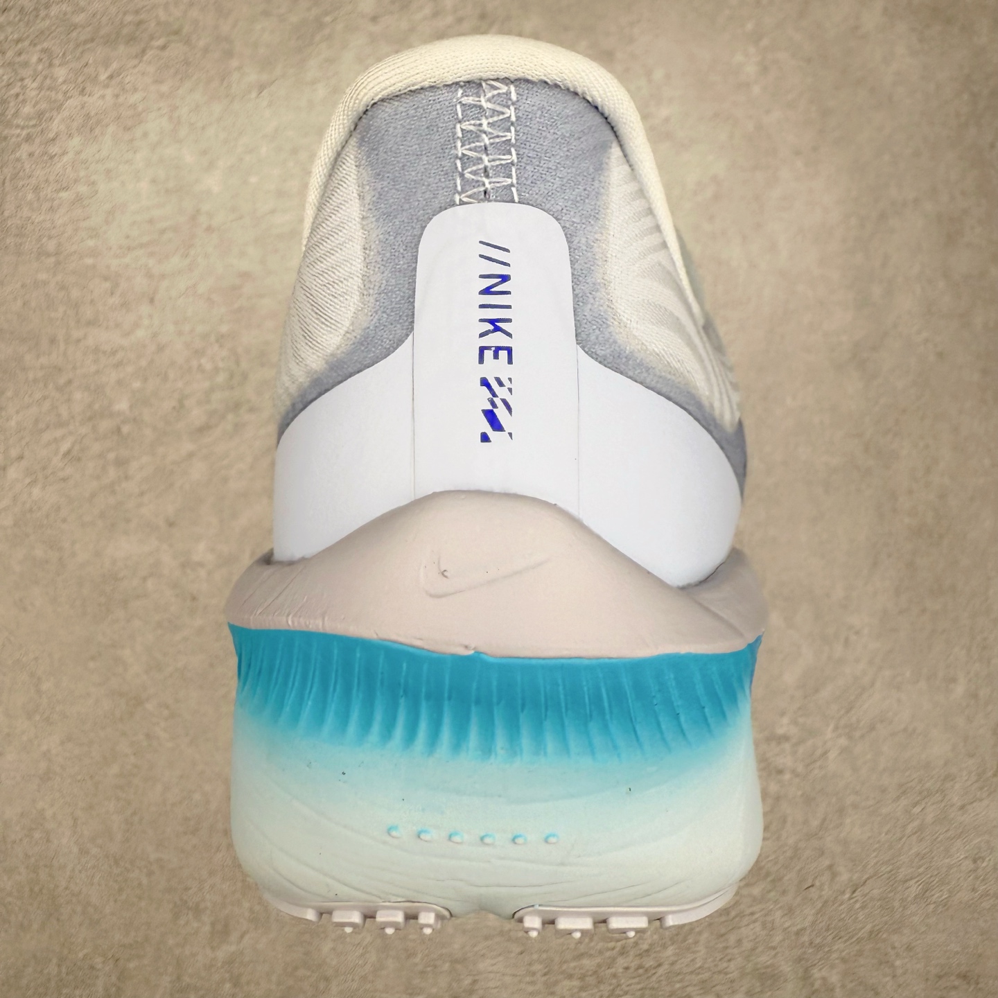 图片[8]-NK ZoomX Invincible Run Flyknit 6 轻量跑鞋 飞织低帮休闲运动慢跑鞋 FN8454-002 此鞋专为短跑运动员而生 是为 5 至 10 公里距离的赛事和训练打造 整体设计采用流线型的轻质工程网眼材质构成鞋面 并与其他 Running 旗舰鞋款同样搭载全脚掌 ZoomX 缓冲中底 搭配 Pebax 物料与橡胶外底 ZoomX StreakFly 首发配色以Prototype呈现 其灵感是来自开发期间的磨损测试 透过编号的标记与内侧的预期跑步距离突出研发过程 尺码：36 36.5 37.5 38 38.5 39 40 40.5 41 42 42.5 43 44 45-选品中心