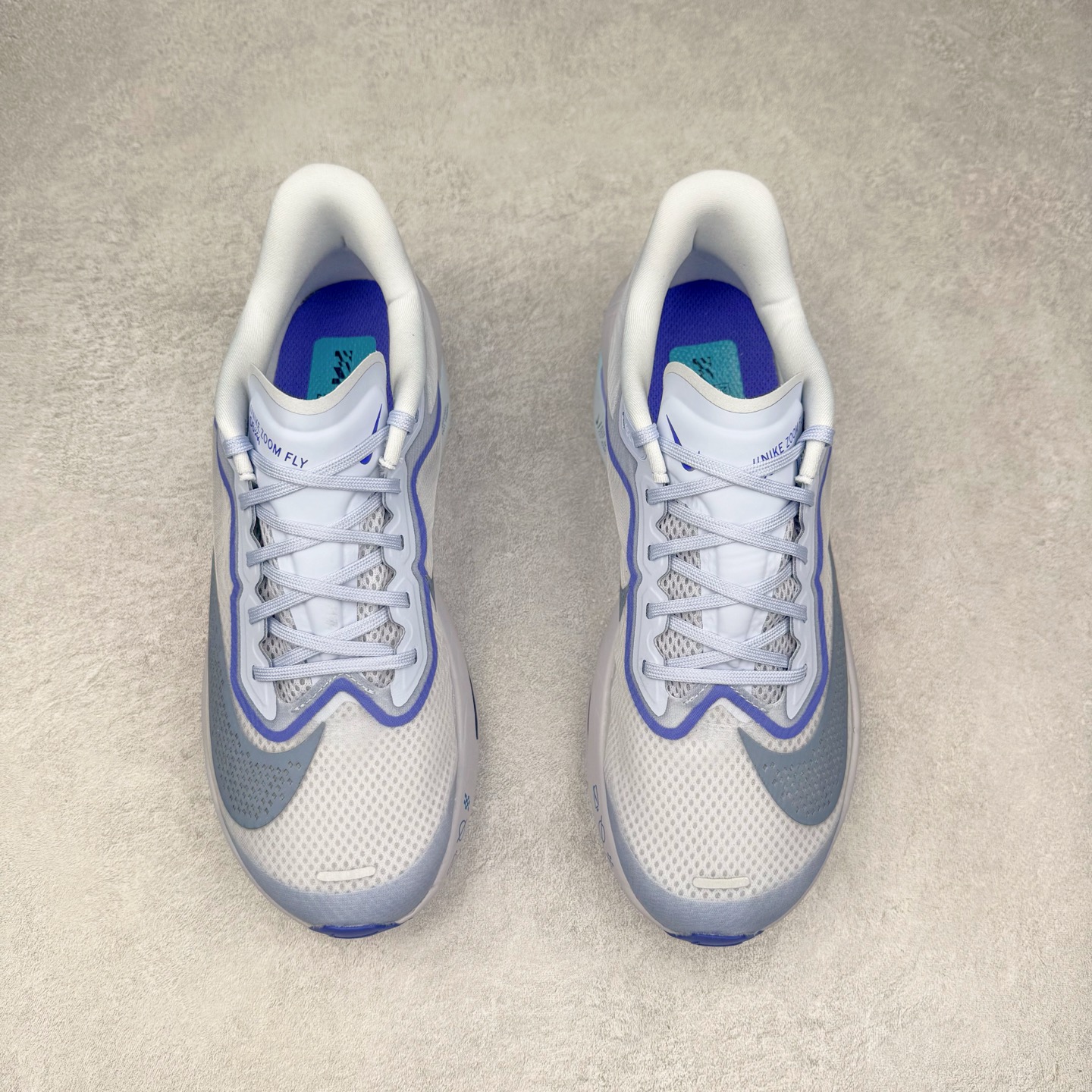 图片[2]-NK ZoomX Invincible Run Flyknit 6 轻量跑鞋 飞织低帮休闲运动慢跑鞋 FN8454-002 此鞋专为短跑运动员而生 是为 5 至 10 公里距离的赛事和训练打造 整体设计采用流线型的轻质工程网眼材质构成鞋面 并与其他 Running 旗舰鞋款同样搭载全脚掌 ZoomX 缓冲中底 搭配 Pebax 物料与橡胶外底 ZoomX StreakFly 首发配色以Prototype呈现 其灵感是来自开发期间的磨损测试 透过编号的标记与内侧的预期跑步距离突出研发过程 尺码：36 36.5 37.5 38 38.5 39 40 40.5 41 42 42.5 43 44 45-选品中心