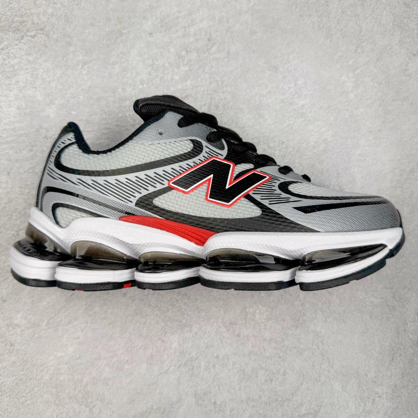 New Balance NB2000 舒适百搭防滑耐磨低帮 休闲跑步鞋 New Balance 在近两年的球鞋市场屡出奇招，在经典鞋型保持进一步增长的同时，推出的每一款新鞋型也都有傲人的战绩。在 327、9060 等鞋型获得成功之后，今天 New Balance 家族又迎来了新鲜血液的注入。这双 New Balance 2000 依然是融合了新旧元素的跑鞋造型，命名为 2000，或许是它的设计理念有着 Y2K 的血统。最大的亮点，在于这双鞋的中底。外侧以五个 ABZORB 单元，带来极具辨识度和冲击力的视觉效果，让这双鞋在外观和脚感方面都颇具吸引力。尺码：36 37 37.5 38 38.5 39 40 40.5 41 42 42.5 43 44 45 46-选品中心