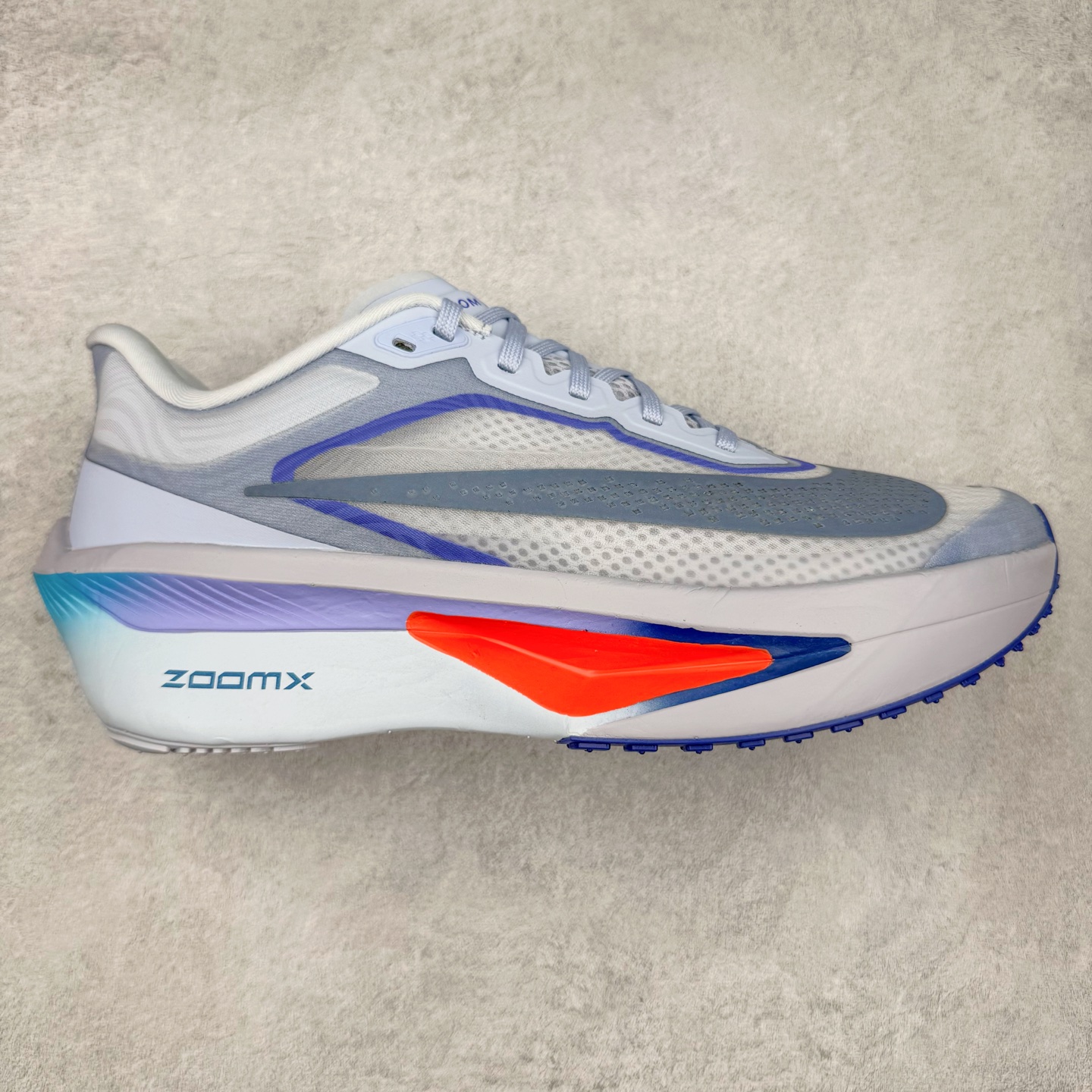 NK ZoomX Invincible Run Flyknit 6 轻量跑鞋 飞织低帮休闲运动慢跑鞋 FN8454-002 此鞋专为短跑运动员而生 是为 5 至 10 公里距离的赛事和训练打造 整体设计采用流线型的轻质工程网眼材质构成鞋面 并与其他 Running 旗舰鞋款同样搭载全脚掌 ZoomX 缓冲中底 搭配 Pebax 物料与橡胶外底 ZoomX StreakFly 首发配色以Prototype呈现 其灵感是来自开发期间的磨损测试 透过编号的标记与内侧的预期跑步距离突出研发过程 尺码：36 36.5 37.5 38 38.5 39 40 40.5 41 42 42.5 43 44 45-选品中心