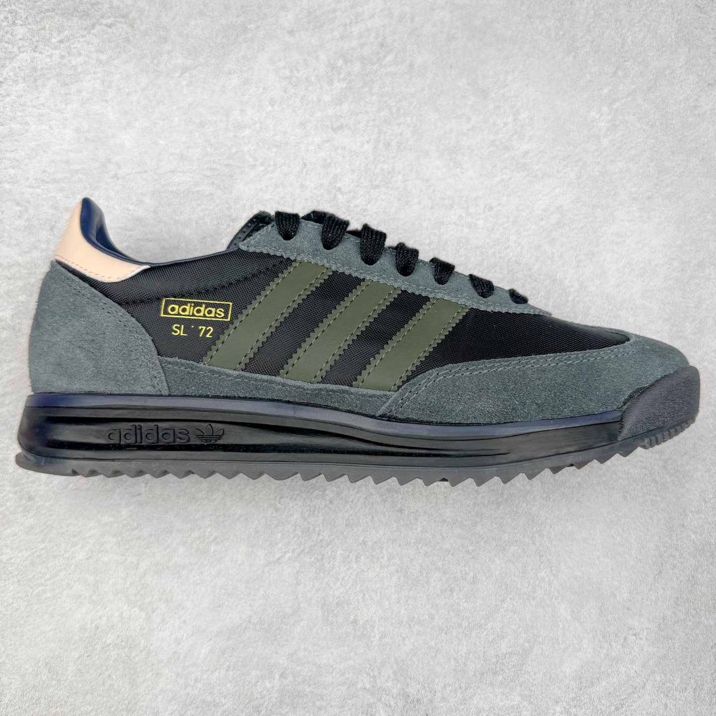 ＃HP纯原 AD Wmns SL72 OG 系列德训足球风百搭低帮休闲运动板鞋 IG4646 采用高弹EVA+MODEL+RB三层组合底 区别市面RB一体大底 三层组合鞋底重量与原鞋一致 Originals 将有「T 头鞋」造型的诞生于 1972 年的 SL72 鞋款复刻带回 各位买鞋又有新选择了 1972 年 SL72 问世后 引领了后来阿迪达斯的跑鞋发展方向 其中「SL」代表了 Super Light 彰显了产品轻便的特性 1972 年 SL72 问世后 引领了后来阿迪达斯的跑鞋发展方向 其中「SL」代表了 Super Light 彰显了产品轻便的特性 这次 Originals 延续其轻质经典的基因 带来男女两款 SL72 男生款带来 SL72 RS 鞋型 RS 意为 Reshaped（重塑）鞋款在保留了经典的外观基础上 在尼龙材质里增加了填充物 使鞋型更加挺立和饱满 鞋头则更加圆润 鞋底的 EVA 材质则增加了鞋款的高度 女生款则带来 SL72 OG W 鞋型 OG 顾名思义则是致敬经典款式 相较于 RS（Reshaped）鞋款 鞋身更加纤细 其整体鞋身轮廓、线条、细节、材质上尊崇 70 年代 SL72 的设计 还原经典味道 尺码：36 36⅔ 37⅓ 38 38⅔ 39⅓ 40 40⅔ 41⅓ 42 42⅔ 43⅓ 44 44⅔ 45-选品中心