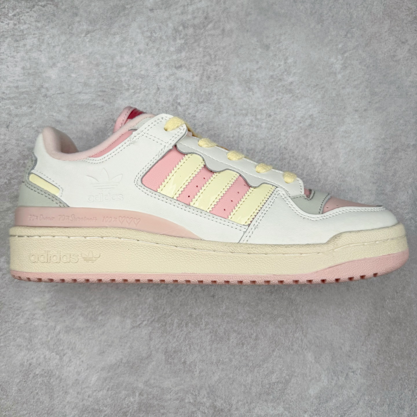 AD Forum 84 Low OG 低帮百搭潮流休闲运动板鞋 JR8032 以复古篮球鞋的外形为基础 采用皮革拼接 简约百搭 更加贴合舒适 中底内侧网格造型起到点睛之笔 外底橡胶 更显复古 尺码:36 36.5 37.5 38 38.5 39 40 40.5 41 42 42.5 43 44 44.5 45-选品中心