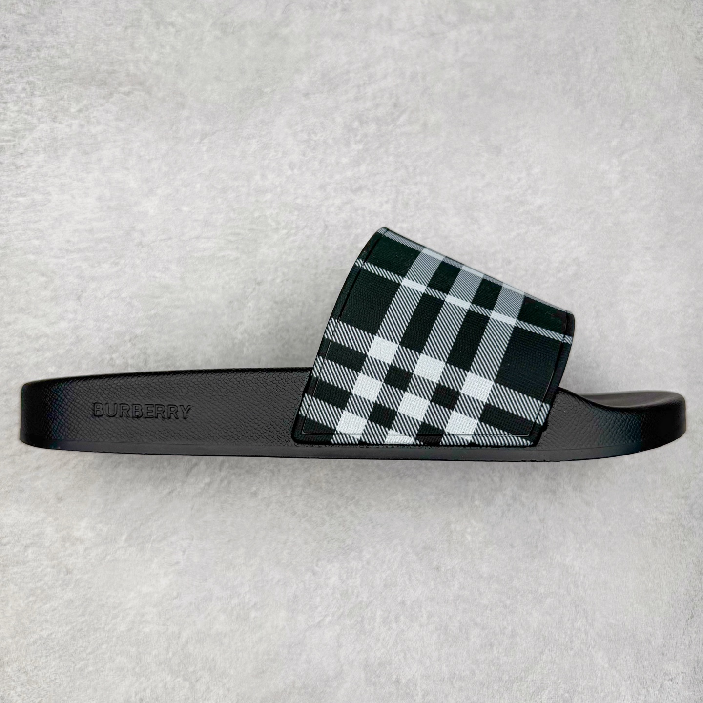 ＃零售版 Burberry Vintage 巴宝莉拖鞋夏季新款经典格纹拖鞋复古格纹拖鞋 夏日的第一双拖鞋大家都买了吗？如果没买的话不妨看看这一款BBR拖鞋 整体的设计依然是沿用bbr经典格纹 从颜值上来说我觉得还是挺高 另外脚背的材质也是很软的，拖鞋底页不是特别硬胶的材质 舒适度很好 无论是出街压马路或者是出去拿个外卖都是特别轻盈方便 yb拖鞋背带面材质选用进口特定tpu材质 表面会呈现一粒一粒的间隙穿插粒面 大货实际还原真实写照 另外就是这个格纹是电子建模5D印花打印成型 市面普遍做的格纹偏大偏小不说 色差十分严重 制作工艺严格遵循yb开发 鞋底方面为单独建模开发 鞋底设有入料流道和针孔流道 在整体成型上会比寻常拖鞋复杂很多 鞋身侧面字母是外凸设计 区分市面 同时鞋底字体可以直观对比 整体钢印还原效果依然是完美还原 这个鞋底是有做细沟花纹 而且是一体成型铸造工艺 大货包括鞋底字母钢印等均也是做到同等极致 还原度高达98%以上 尺码：36 37 38 39 40 41 42 43 44 45 46-选品中心