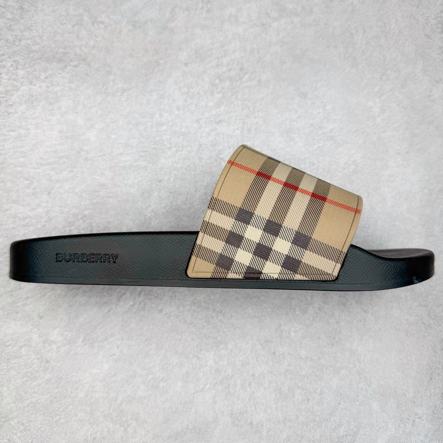 ＃零售版 Burberry Vintage 巴宝莉拖鞋夏季新款经典格纹拖鞋复古格纹拖鞋 夏日的第一双拖鞋大家都买了吗？如果没买的话不妨看看这一款BBR拖鞋 整体的设计依然是沿用bbr经典格纹 从颜值上来说我觉得还是挺高 另外脚背的材质也是很软的，拖鞋底页不是特别硬胶的材质 舒适度很好 无论是出街压马路或者是出去拿个外卖都是特别轻盈方便 yb拖鞋背带面材质选用进口特定tpu材质 表面会呈现一粒一粒的间隙穿插粒面 大货实际还原真实写照 另外就是这个格纹是电子建模5D印花打印成型 市面普遍做的格纹偏大偏小不说 色差十分严重 制作工艺严格遵循yb开发 鞋底方面为单独建模开发 鞋底设有入料流道和针孔流道 在整体成型上会比寻常拖鞋复杂很多 鞋身侧面字母是外凸设计 区分市面 同时鞋底字体可以直观对比 整体钢印还原效果依然是完美还原 这个鞋底是有做细沟花纹 而且是一体成型铸造工艺 大货包括鞋底字母钢印等均也是做到同等极致 还原度高达98%以上 尺码：36 37 38 39 40 41 42 43 44 45 46-选品中心