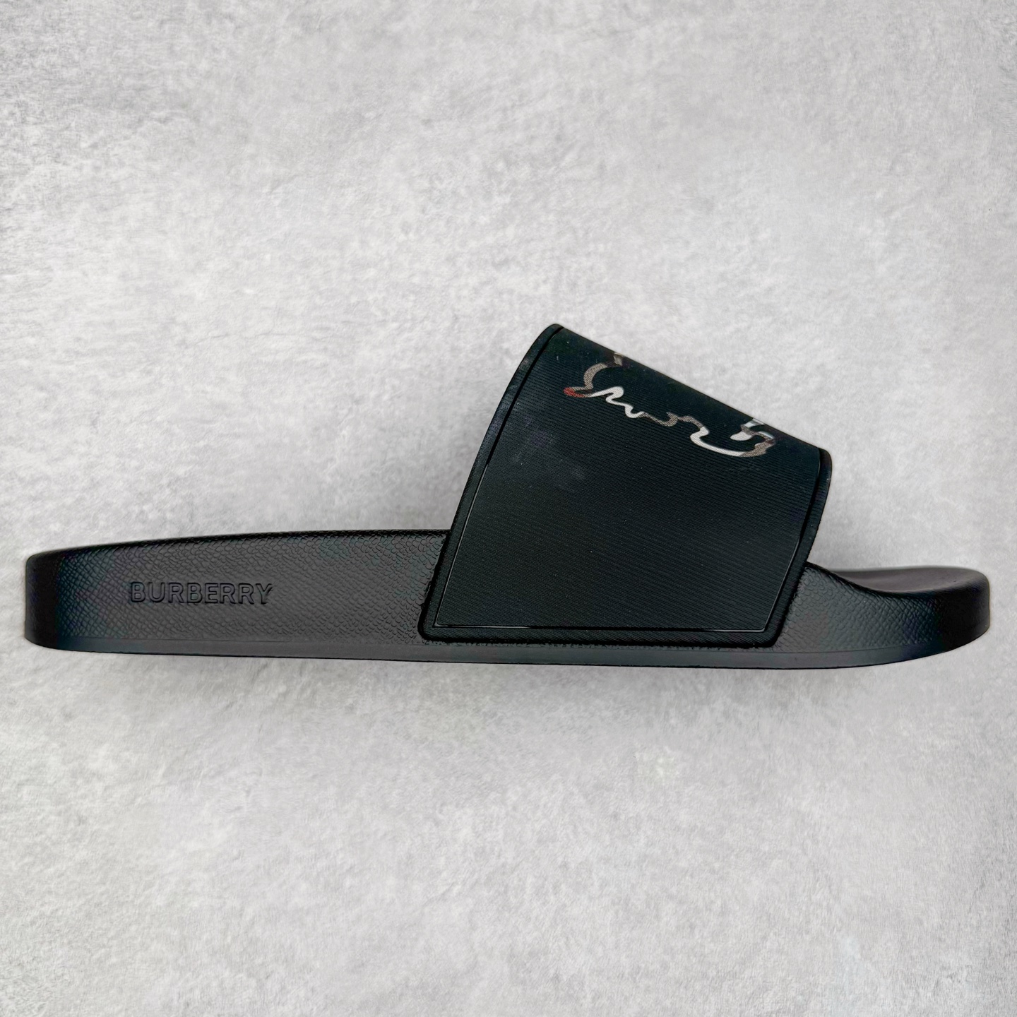 ＃零售版 Burberry Vintage 巴宝莉拖鞋夏季新款经典格纹拖鞋复古格纹拖鞋 夏日的第一双拖鞋大家都买了吗？如果没买的话不妨看看这一款BBR拖鞋 整体的设计依然是沿用bbr经典格纹 从颜值上来说我觉得还是挺高 另外脚背的材质也是很软的，拖鞋底页不是特别硬胶的材质 舒适度很好 无论是出街压马路或者是出去拿个外卖都是特别轻盈方便 yb拖鞋背带面材质选用进口特定tpu材质 表面会呈现一粒一粒的间隙穿插粒面 大货实际还原真实写照 另外就是这个格纹是电子建模5D印花打印成型 市面普遍做的格纹偏大偏小不说 色差十分严重 制作工艺严格遵循yb开发 鞋底方面为单独建模开发 鞋底设有入料流道和针孔流道 在整体成型上会比寻常拖鞋复杂很多 鞋身侧面字母是外凸设计 区分市面 同时鞋底字体可以直观对比 整体钢印还原效果依然是完美还原 这个鞋底是有做细沟花纹 而且是一体成型铸造工艺 大货包括鞋底字母钢印等均也是做到同等极致 还原度高达98%以上 尺码：36 37 38 39 40 41 42 43 44 45 46-选品中心