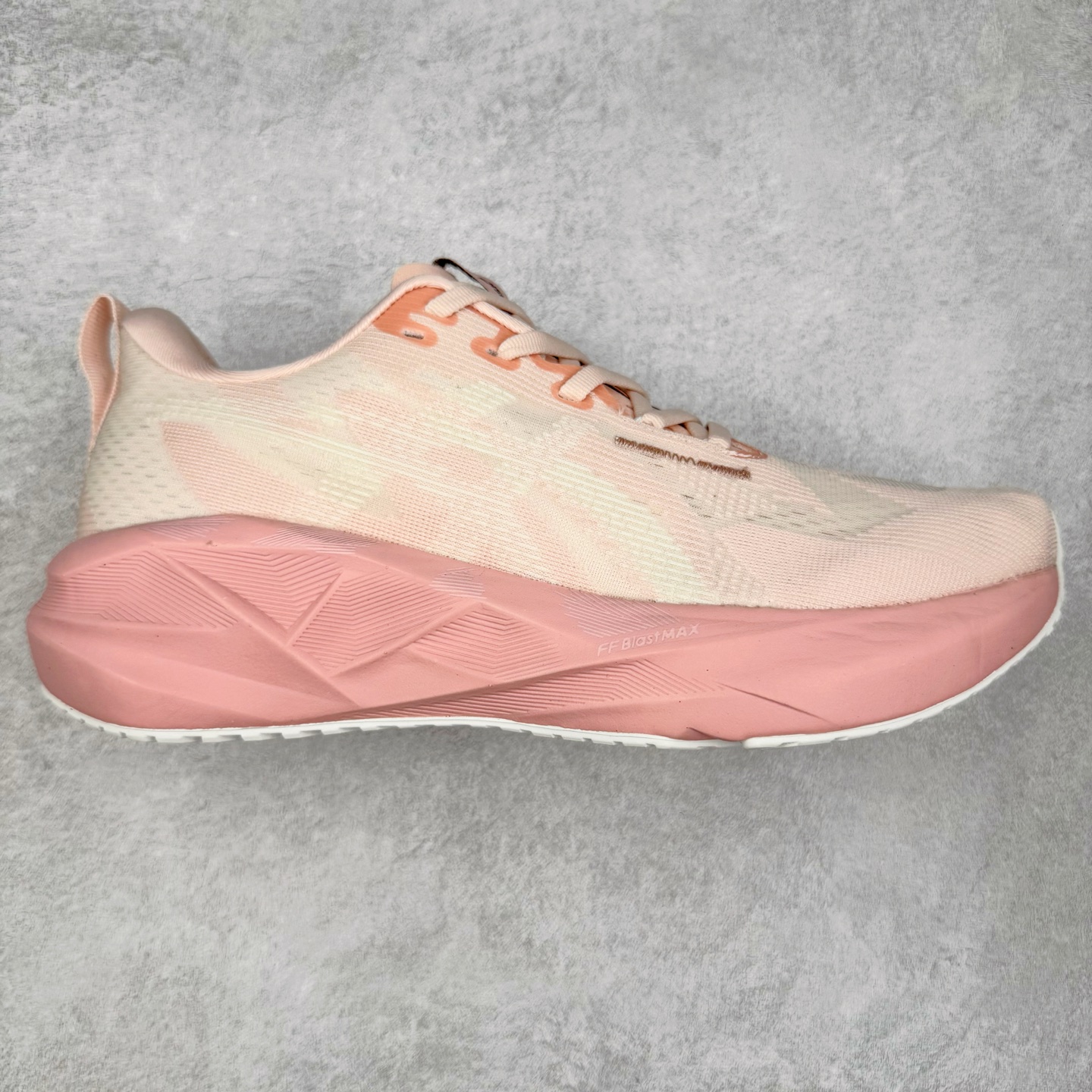 图片[6]-ASICS NOVABLAST 5 亚瑟士舒适缓震跑鞋 鞋面从NOVABLAST 3的工程网眼升级为一片式轻量编织设计 提升了跑鞋的透气性 并配备结构鞋舌 进一步提升透气性的同时减少鞋舌滑动 从而实现更好的包裹感 后跟结构也是亮点之一 不仅提升了稳定性 还能给跑者提供更强支撑 上脚舒适度非常明显 无论如何跑跳晃动 双脚都被包裹的非常服帖舒适 同时前脚掌有足够空间 中足又很贴合 后跟高度和弧度也都非常舒适 从NOVABLAST 5采用全新FF BLAST PLUS ECO轻量高能回弹泡棉材料 这是一种超过20%的生物基可再生资源 在带给跑者更舒适体验同时助力减轻环境负担 值得关注的是NOVABLAST 4将成为该系列首款贴有CO2e标签的鞋款 以进一步严格贯彻ASICS亚瑟士的可持续发展理念 大底采用了低密度设计的AHAR LO 更大程度增强鞋款耐磨性 提升使用寿命 外底液采用了全新设计 其灵感来源于植物的斐波那契螺旋叶片图案 独特的几何纹路使新一代鞋款的外观更具标志性 中底和大底设计都是为了让跑者获得更大的能量反馈 更强的回弹性 在跑步过程中轻弹畅跑 看配置就能感受到NOVABLAST的优势 高回弹、高缓震、且耐用的综合长跑训练鞋 尺码：36 37 38 39 39.5 40 40.5 41.5 42 42.5 43.5 44 45-选品中心