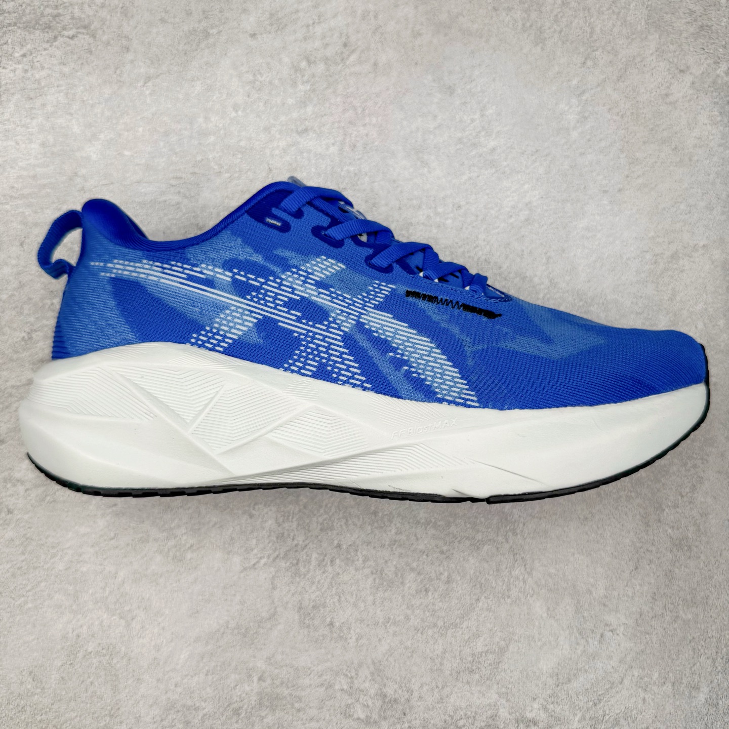 图片[4]-ASICS NOVABLAST 5 亚瑟士舒适缓震跑鞋 鞋面从NOVABLAST 3的工程网眼升级为一片式轻量编织设计 提升了跑鞋的透气性 并配备结构鞋舌 进一步提升透气性的同时减少鞋舌滑动 从而实现更好的包裹感 后跟结构也是亮点之一 不仅提升了稳定性 还能给跑者提供更强支撑 上脚舒适度非常明显 无论如何跑跳晃动 双脚都被包裹的非常服帖舒适 同时前脚掌有足够空间 中足又很贴合 后跟高度和弧度也都非常舒适 从NOVABLAST 5采用全新FF BLAST PLUS ECO轻量高能回弹泡棉材料 这是一种超过20%的生物基可再生资源 在带给跑者更舒适体验同时助力减轻环境负担 值得关注的是NOVABLAST 4将成为该系列首款贴有CO2e标签的鞋款 以进一步严格贯彻ASICS亚瑟士的可持续发展理念 大底采用了低密度设计的AHAR LO 更大程度增强鞋款耐磨性 提升使用寿命 外底液采用了全新设计 其灵感来源于植物的斐波那契螺旋叶片图案 独特的几何纹路使新一代鞋款的外观更具标志性 中底和大底设计都是为了让跑者获得更大的能量反馈 更强的回弹性 在跑步过程中轻弹畅跑 看配置就能感受到NOVABLAST的优势 高回弹、高缓震、且耐用的综合长跑训练鞋 尺码：36 37 38 39 39.5 40 40.5 41.5 42 42.5 43.5 44 45-选品中心