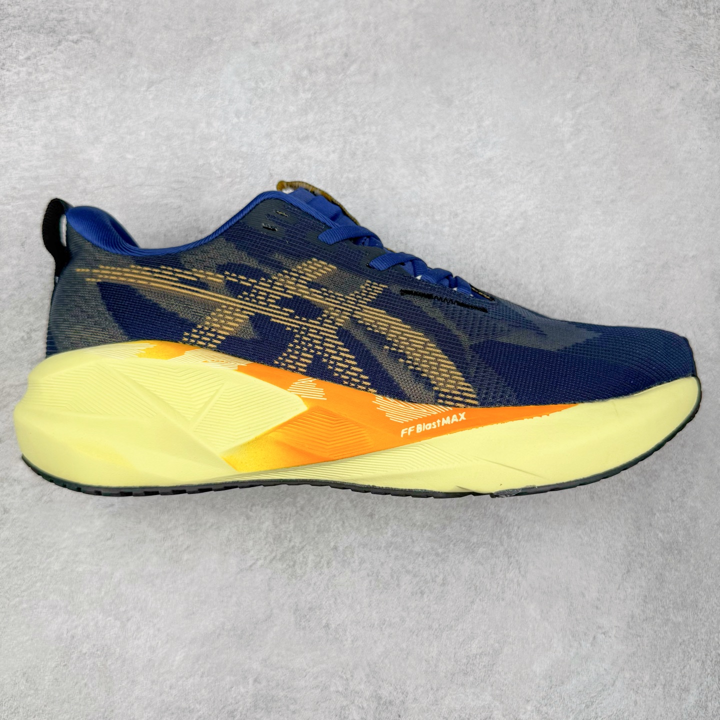 图片[12]-ASICS NOVABLAST 5 亚瑟士舒适缓震跑鞋 鞋面从NOVABLAST 3的工程网眼升级为一片式轻量编织设计 提升了跑鞋的透气性 并配备结构鞋舌 进一步提升透气性的同时减少鞋舌滑动 从而实现更好的包裹感 后跟结构也是亮点之一 不仅提升了稳定性 还能给跑者提供更强支撑 上脚舒适度非常明显 无论如何跑跳晃动 双脚都被包裹的非常服帖舒适 同时前脚掌有足够空间 中足又很贴合 后跟高度和弧度也都非常舒适 从NOVABLAST 5采用全新FF BLAST PLUS ECO轻量高能回弹泡棉材料 这是一种超过20%的生物基可再生资源 在带给跑者更舒适体验同时助力减轻环境负担 值得关注的是NOVABLAST 4将成为该系列首款贴有CO2e标签的鞋款 以进一步严格贯彻ASICS亚瑟士的可持续发展理念 大底采用了低密度设计的AHAR LO 更大程度增强鞋款耐磨性 提升使用寿命 外底液采用了全新设计 其灵感来源于植物的斐波那契螺旋叶片图案 独特的几何纹路使新一代鞋款的外观更具标志性 中底和大底设计都是为了让跑者获得更大的能量反馈 更强的回弹性 在跑步过程中轻弹畅跑 看配置就能感受到NOVABLAST的优势 高回弹、高缓震、且耐用的综合长跑训练鞋 尺码：36 37 38 39 39.5 40 40.5 41.5 42 42.5 43.5 44 45-选品中心