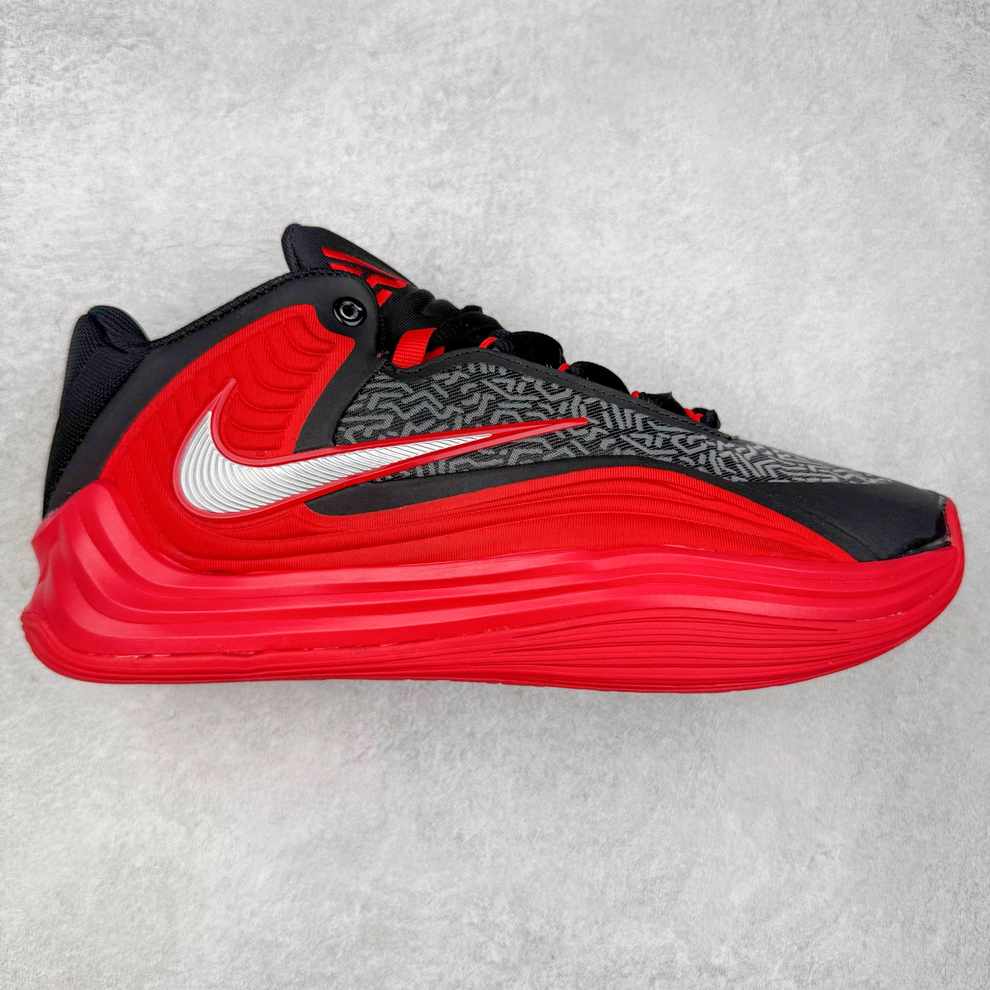 NK Zoom Freak 7 EP 字母哥七代支持轻实战篮球鞋 依旧沿袭了低帮的设定 保证实战的灵活性 类蝉翼网纱材质打造的鞋面带来更极致的轻量化 鞋舌上点缀字母哥的个人 Logo 彰显了签名鞋身份 整体设计采用了 Zoom Freak 系列一贯的风格 鞋身上有巨大的 Swoosh 贯穿中底 甚至延伸到了鞋跟后侧 鞋身线条相比前代圆润了一些 鞋头造型和侧面的观感隐约有 Air Jordan 36 的影子 足弓处延伸到中底的 Swoosh 部分做了开窗设计 中底的造型也加入了更多的几何棱角线条 辨识度依旧 尺码：40 40.5 41 42 42.5 43 44 44.5 45 46-选品中心