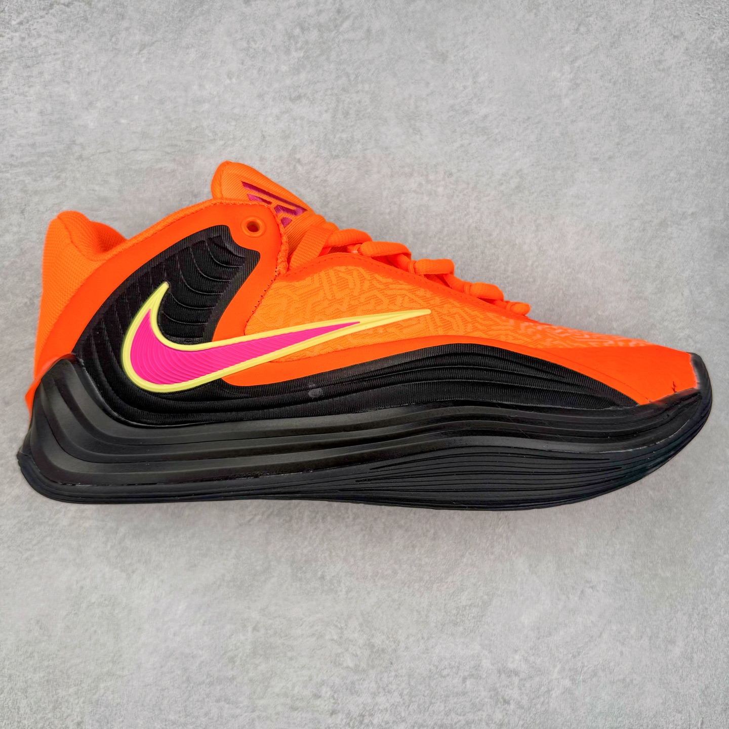 NK Zoom Freak 7 EP 字母哥七代支持轻实战篮球鞋 依旧沿袭了低帮的设定 保证实战的灵活性 类蝉翼网纱材质打造的鞋面带来更极致的轻量化 鞋舌上点缀字母哥的个人 Logo 彰显了签名鞋身份 整体设计采用了 Zoom Freak 系列一贯的风格 鞋身上有巨大的 Swoosh 贯穿中底 甚至延伸到了鞋跟后侧 鞋身线条相比前代圆润了一些 鞋头造型和侧面的观感隐约有 Air Jordan 36 的影子 足弓处延伸到中底的 Swoosh 部分做了开窗设计 中底的造型也加入了更多的几何棱角线条 辨识度依旧 尺码：40 40.5 41 42 42.5 43 44 44.5 45 46-选品中心