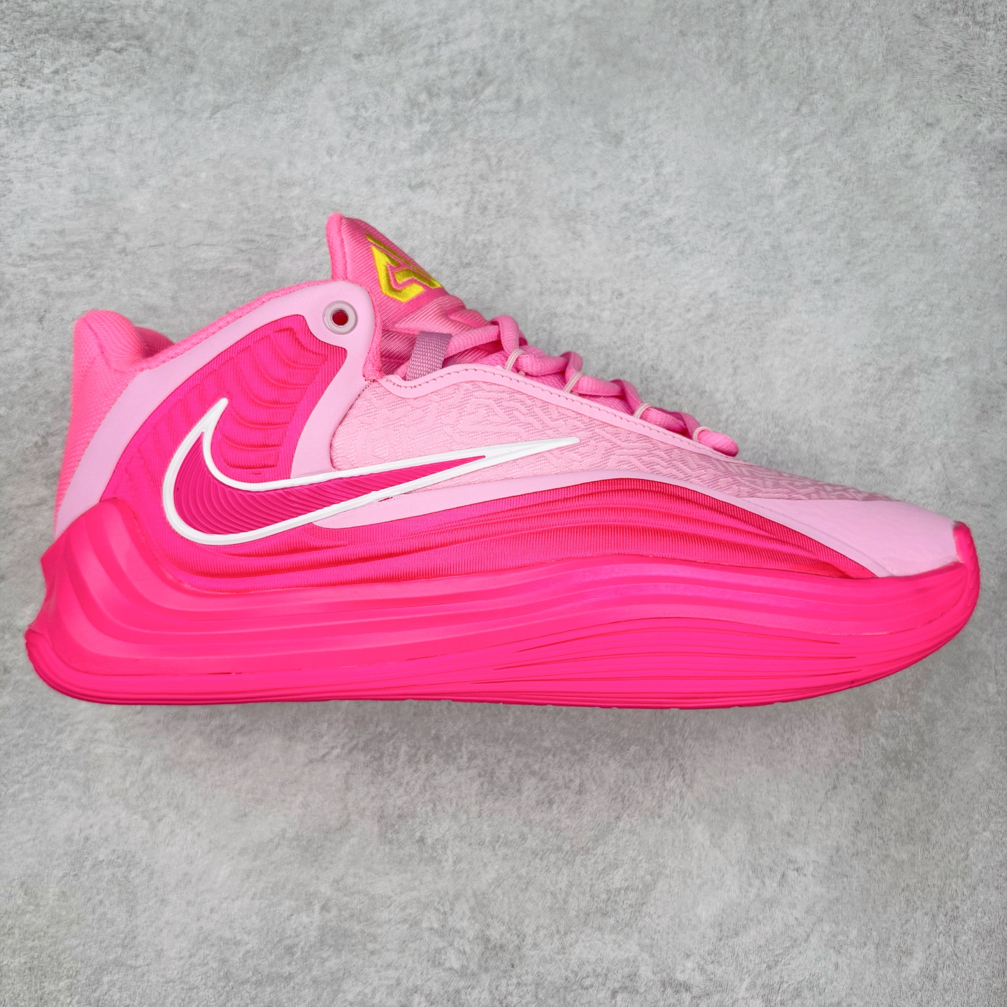 NK Zoom Freak 7 EP 字母哥七代支持轻实战篮球鞋 依旧沿袭了低帮的设定 保证实战的灵活性 类蝉翼网纱材质打造的鞋面带来更极致的轻量化 鞋舌上点缀字母哥的个人 Logo 彰显了签名鞋身份 整体设计采用了 Zoom Freak 系列一贯的风格 鞋身上有巨大的 Swoosh 贯穿中底 甚至延伸到了鞋跟后侧 鞋身线条相比前代圆润了一些 鞋头造型和侧面的观感隐约有 Air Jordan 36 的影子 足弓处延伸到中底的 Swoosh 部分做了开窗设计 中底的造型也加入了更多的几何棱角线条 辨识度依旧 尺码：40 40.5 41 42 42.5 43 44 44.5 45 46-选品中心