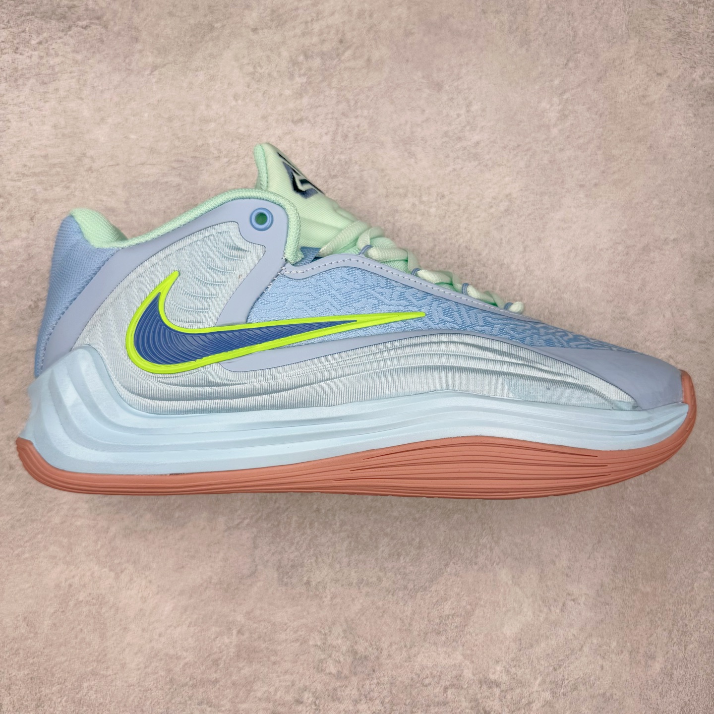 NK Zoom Freak 7 EP 字母哥七代支持轻实战篮球鞋 依旧沿袭了低帮的设定 保证实战的灵活性 类蝉翼网纱材质打造的鞋面带来更极致的轻量化 鞋舌上点缀字母哥的个人 Logo 彰显了签名鞋身份 整体设计采用了 Zoom Freak 系列一贯的风格 鞋身上有巨大的 Swoosh 贯穿中底 甚至延伸到了鞋跟后侧 鞋身线条相比前代圆润了一些 鞋头造型和侧面的观感隐约有 Air Jordan 36 的影子 足弓处延伸到中底的 Swoosh 部分做了开窗设计 中底的造型也加入了更多的几何棱角线条 辨识度依旧 尺码：40 40.5 41 42 42.5 43 44 44.5 45 46-选品中心