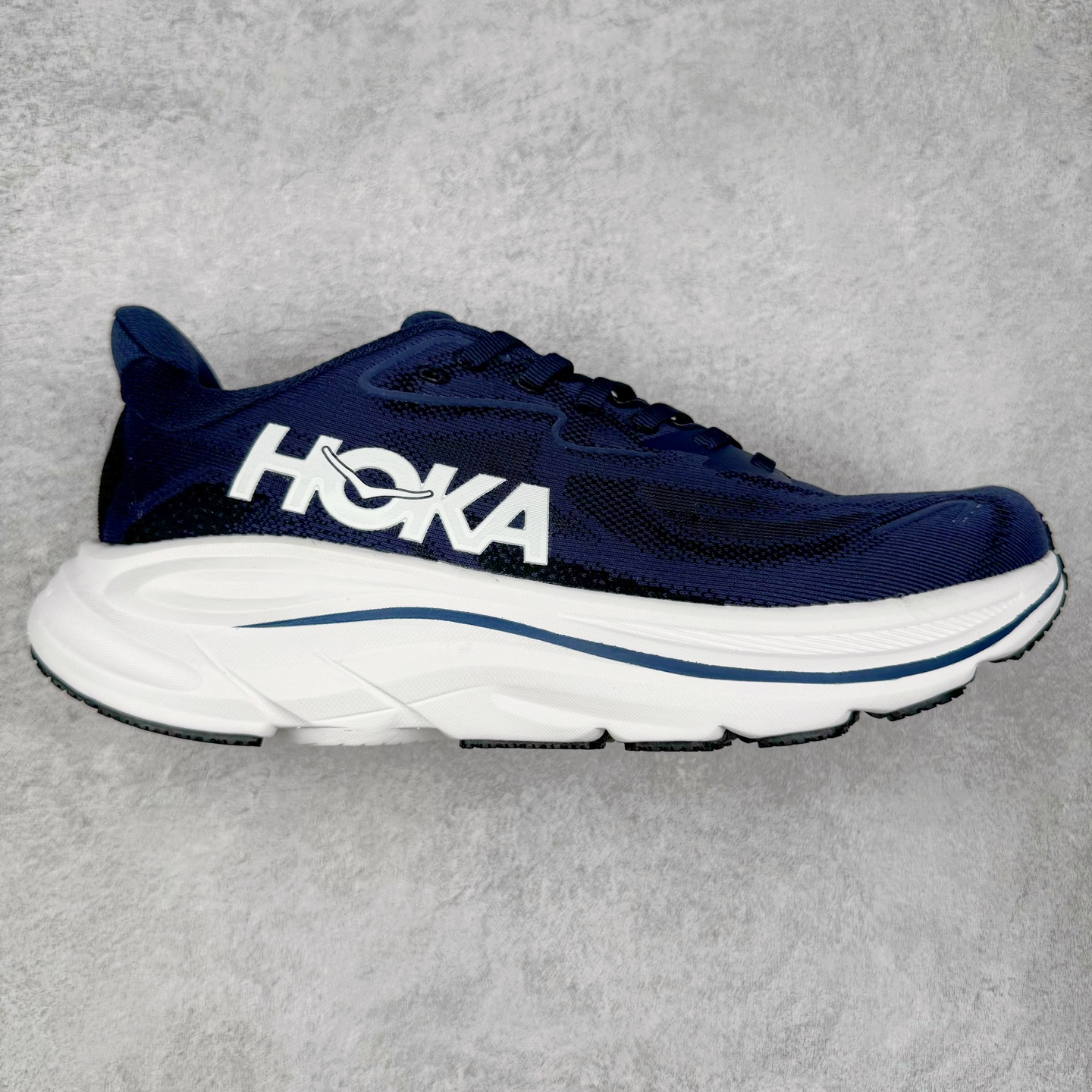 HOKA ONE ONE Clifton 克里夫顿10代专业性能减震公路跑步鞋 轻盈透气的针织网面和纱线的使用让鞋面更挺拔 增强鞋面的强度和支撑性能 搭配柔软的鞋舌 让双脚在舒适包裹中跑的更加畅快 全新泡棉中底 柔软的同时增强回弹性能 为不同跑者提供更平稳流畅的脚感 带来全面的缓冲保护 根据人体工程学设计的延长拉襟 后跟处弹软的海绵填充舒适固定 避免掉跟和摩擦 相比上一代光滑的内衬 Clifton 的内衬增强了摩擦力 避免双脚在鞋内滑动 尺码：36 36.5 37.5 38 38.5 39 40 40.5 41 42 42.5 43 44 44.5 45-选品中心