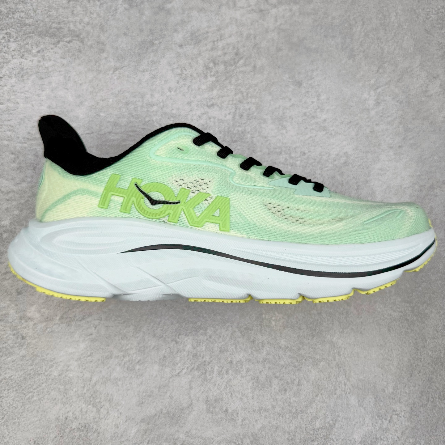 HOKA ONE ONE Clifton 克里夫顿10代专业性能减震公路跑步鞋 轻盈透气的针织网面和纱线的使用让鞋面更挺拔 增强鞋面的强度和支撑性能 搭配柔软的鞋舌 让双脚在舒适包裹中跑的更加畅快 全新泡棉中底 柔软的同时增强回弹性能 为不同跑者提供更平稳流畅的脚感 带来全面的缓冲保护 根据人体工程学设计的延长拉襟 后跟处弹软的海绵填充舒适固定 避免掉跟和摩擦 相比上一代光滑的内衬 Clifton 的内衬增强了摩擦力 避免双脚在鞋内滑动 尺码：36 36.5 37.5 38 38.5 39 40 40.5 41 42 42.5 43 44 44.5 45-选品中心