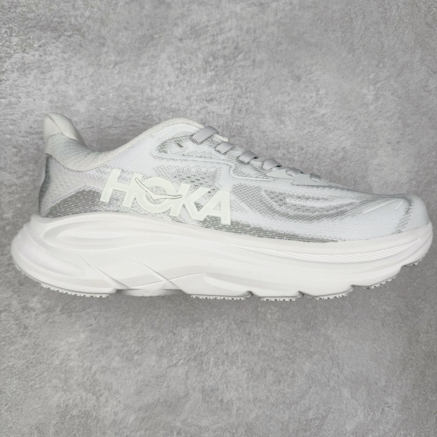 HOKA ONE ONE Clifton 克里夫顿10代专业性能减震公路跑步鞋 轻盈透气的针织网面和纱线的使用让鞋面更挺拔 增强鞋面的强度和支撑性能 搭配柔软的鞋舌 让双脚在舒适包裹中跑的更加畅快 全新泡棉中底 柔软的同时增强回弹性能 为不同跑者提供更平稳流畅的脚感 带来全面的缓冲保护 根据人体工程学设计的延长拉襟 后跟处弹软的海绵填充舒适固定 避免掉跟和摩擦 相比上一代光滑的内衬 Clifton 的内衬增强了摩擦力 避免双脚在鞋内滑动 尺码：36 36.5 37.5 38 38.5 39 40 40.5 41 42 42.5 43 44 44.5 45-选品中心