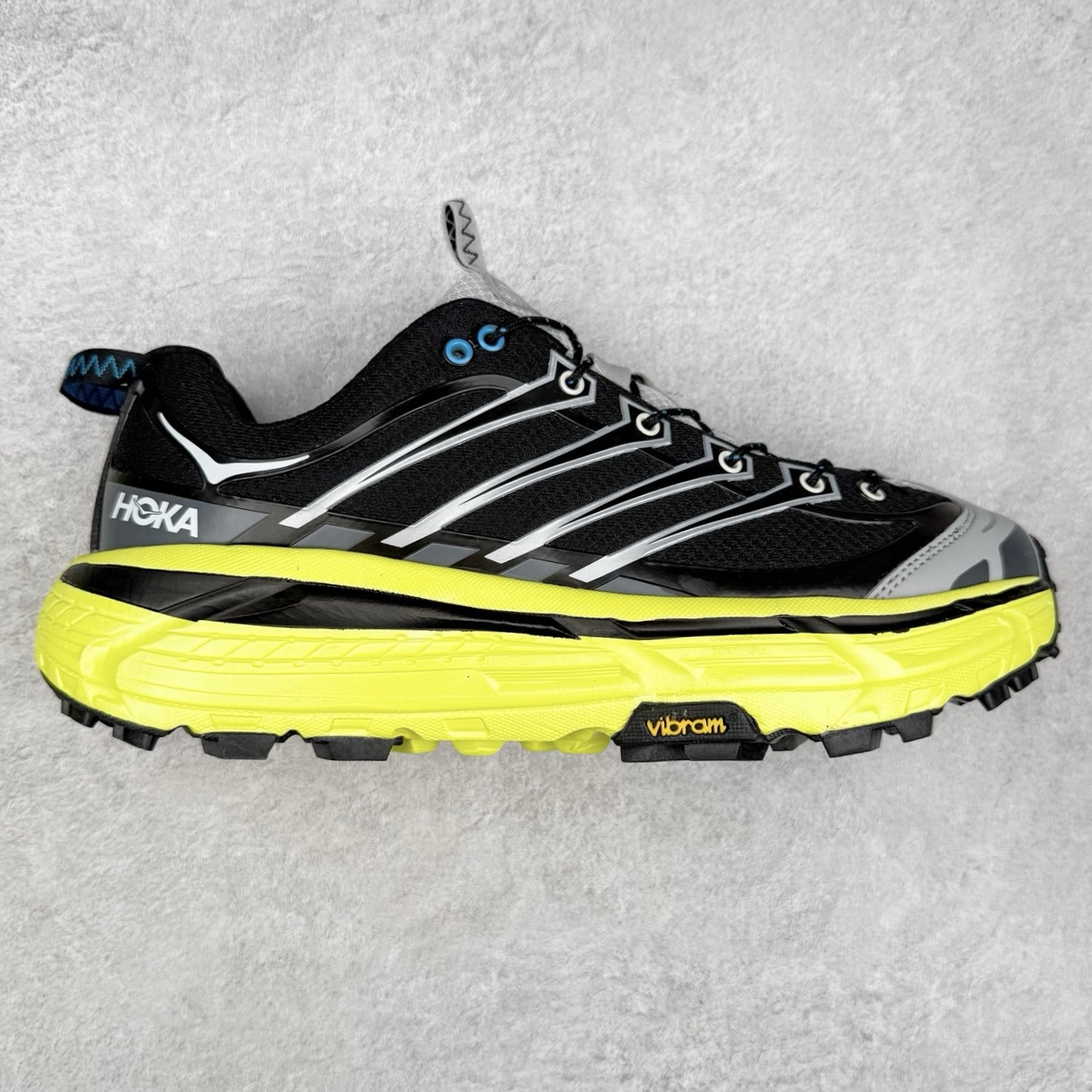 HOKA ONE ONE Mafate Speed 3 Low 玛法特3代系列低帮轻量户外越野休闲运动慢跑鞋 HOKA ONE ONE 最近推出了一个胶囊系列 Origin Story 这个系列里的 Mafate Speed 2 可以说让我日思夜想有一阵子了 最近终于拔草 让我来分享一下这双也是上脚赞到爆的越野跑鞋吧 以阿尔卑斯山脉作为主题将亮黄色与蓝色调覆盖在这经典轮廓之上 配色的呈现效果相当亮眼 以至于很多人买这个配色是用来日常搭配的 鞋面采用超轻的无缝架构 轻薄的TPU贴在透气的鞋面材料上 减轻重量同时也保证了支撑性 鞋底则采用滚动平衡技术 引导跑者回归自然步态 祖传的神奇EVA材质中底依旧是一如既往地表现优秀 能提供充足的缓震 作为HOKA家的越野跑鞋 VIBRAM 橡胶大底也是必不可少的 即便在复杂湿滑的地形 依旧能有良好的抓地力及稳定性 鞋带采用了弹性不易松脱的扁宽弹性鞋带 前掌与中掌部分也进行了加宽 也更加适合亚洲人的脚型 是一款十分全面且足够强悍的户外硬核越野鞋 而这双极其亮眼的越野跑鞋恰好又是在江山一百中参赛的UTMB冠军 Ludovic POMMERET 夺冠时穿着的战靴 这就让它变得更加有吸引力了 用来日常搭配的话短裤是基本不挑 长裤我个人推荐阔腿裤 工装裤以及各种长筒牛仔裤都可以 尺码：36 36.5 37.5 38 38.5 39 40 40.5 41 42 42.5 43 44 44.5 45-选品中心