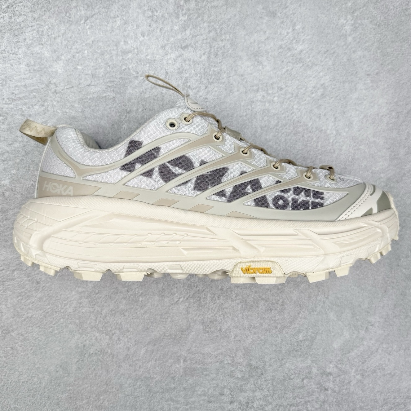 HOKA ONE ONE Mafate Speed 3 Low 玛法特3代系列低帮轻量户外越野休闲运动慢跑鞋 HOKA ONE ONE 最近推出了一个胶囊系列 Origin Story 这个系列里的 Mafate Speed 2 可以说让我日思夜想有一阵子了 最近终于拔草 让我来分享一下这双也是上脚赞到爆的越野跑鞋吧 以阿尔卑斯山脉作为主题将亮黄色与蓝色调覆盖在这经典轮廓之上 配色的呈现效果相当亮眼 以至于很多人买这个配色是用来日常搭配的 鞋面采用超轻的无缝架构 轻薄的TPU贴在透气的鞋面材料上 减轻重量同时也保证了支撑性 鞋底则采用滚动平衡技术 引导跑者回归自然步态 祖传的神奇EVA材质中底依旧是一如既往地表现优秀 能提供充足的缓震 作为HOKA家的越野跑鞋 VIBRAM 橡胶大底也是必不可少的 即便在复杂湿滑的地形 依旧能有良好的抓地力及稳定性 鞋带采用了弹性不易松脱的扁宽弹性鞋带 前掌与中掌部分也进行了加宽 也更加适合亚洲人的脚型 是一款十分全面且足够强悍的户外硬核越野鞋 而这双极其亮眼的越野跑鞋恰好又是在江山一百中参赛的UTMB冠军 Ludovic POMMERET 夺冠时穿着的战靴 这就让它变得更加有吸引力了 用来日常搭配的话短裤是基本不挑 长裤我个人推荐阔腿裤 工装裤以及各种长筒牛仔裤都可以 尺码：36 36.5 37.5 38 38.5 39 40 40.5 41 42 42.5 43 44 44.5 45-选品中心