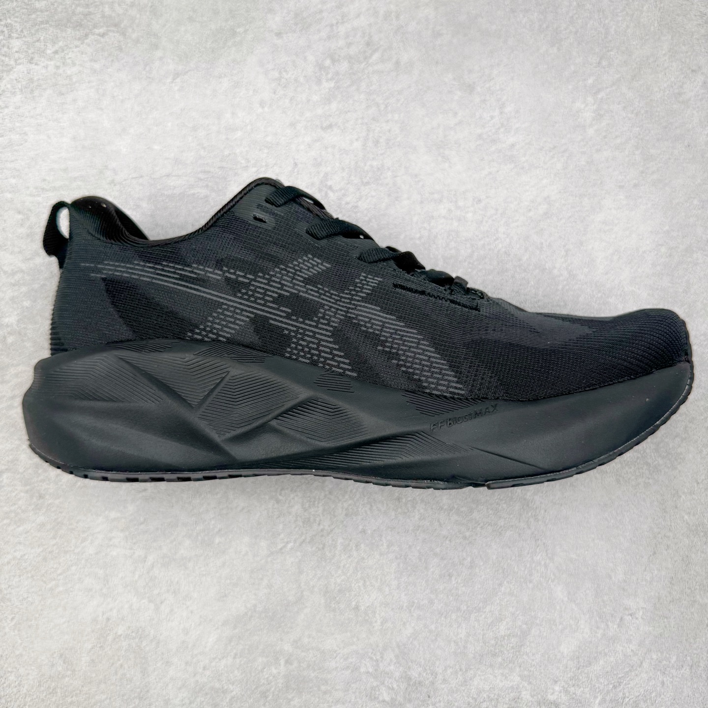 图片[9]-ASICS NOVABLAST 5 亚瑟士舒适缓震跑鞋 鞋面从NOVABLAST 3的工程网眼升级为一片式轻量编织设计 提升了跑鞋的透气性 并配备结构鞋舌 进一步提升透气性的同时减少鞋舌滑动 从而实现更好的包裹感 后跟结构也是亮点之一 不仅提升了稳定性 还能给跑者提供更强支撑 上脚舒适度非常明显 无论如何跑跳晃动 双脚都被包裹的非常服帖舒适 同时前脚掌有足够空间 中足又很贴合 后跟高度和弧度也都非常舒适 从NOVABLAST 5采用全新FF BLAST PLUS ECO轻量高能回弹泡棉材料 这是一种超过20%的生物基可再生资源 在带给跑者更舒适体验同时助力减轻环境负担 值得关注的是NOVABLAST 4将成为该系列首款贴有CO2e标签的鞋款 以进一步严格贯彻ASICS亚瑟士的可持续发展理念 大底采用了低密度设计的AHAR LO 更大程度增强鞋款耐磨性 提升使用寿命 外底液采用了全新设计 其灵感来源于植物的斐波那契螺旋叶片图案 独特的几何纹路使新一代鞋款的外观更具标志性 中底和大底设计都是为了让跑者获得更大的能量反馈 更强的回弹性 在跑步过程中轻弹畅跑 看配置就能感受到NOVABLAST的优势 高回弹、高缓震、且耐用的综合长跑训练鞋 尺码：36 37 38 39 39.5 40 40.5 41.5 42 42.5 43.5 44 45-选品中心