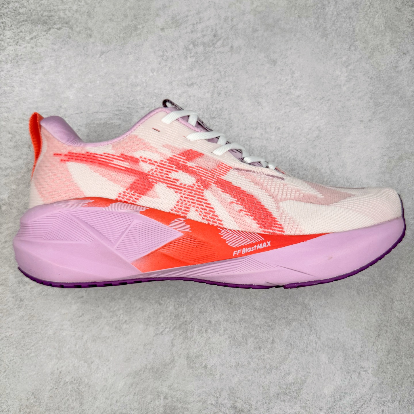 图片[11]-ASICS NOVABLAST 5 亚瑟士舒适缓震跑鞋 鞋面从NOVABLAST 3的工程网眼升级为一片式轻量编织设计 提升了跑鞋的透气性 并配备结构鞋舌 进一步提升透气性的同时减少鞋舌滑动 从而实现更好的包裹感 后跟结构也是亮点之一 不仅提升了稳定性 还能给跑者提供更强支撑 上脚舒适度非常明显 无论如何跑跳晃动 双脚都被包裹的非常服帖舒适 同时前脚掌有足够空间 中足又很贴合 后跟高度和弧度也都非常舒适 从NOVABLAST 5采用全新FF BLAST PLUS ECO轻量高能回弹泡棉材料 这是一种超过20%的生物基可再生资源 在带给跑者更舒适体验同时助力减轻环境负担 值得关注的是NOVABLAST 4将成为该系列首款贴有CO2e标签的鞋款 以进一步严格贯彻ASICS亚瑟士的可持续发展理念 大底采用了低密度设计的AHAR LO 更大程度增强鞋款耐磨性 提升使用寿命 外底液采用了全新设计 其灵感来源于植物的斐波那契螺旋叶片图案 独特的几何纹路使新一代鞋款的外观更具标志性 中底和大底设计都是为了让跑者获得更大的能量反馈 更强的回弹性 在跑步过程中轻弹畅跑 看配置就能感受到NOVABLAST的优势 高回弹、高缓震、且耐用的综合长跑训练鞋 尺码：36 37 38 39 39.5 40 40.5 41.5 42 42.5 43.5 44 45-选品中心