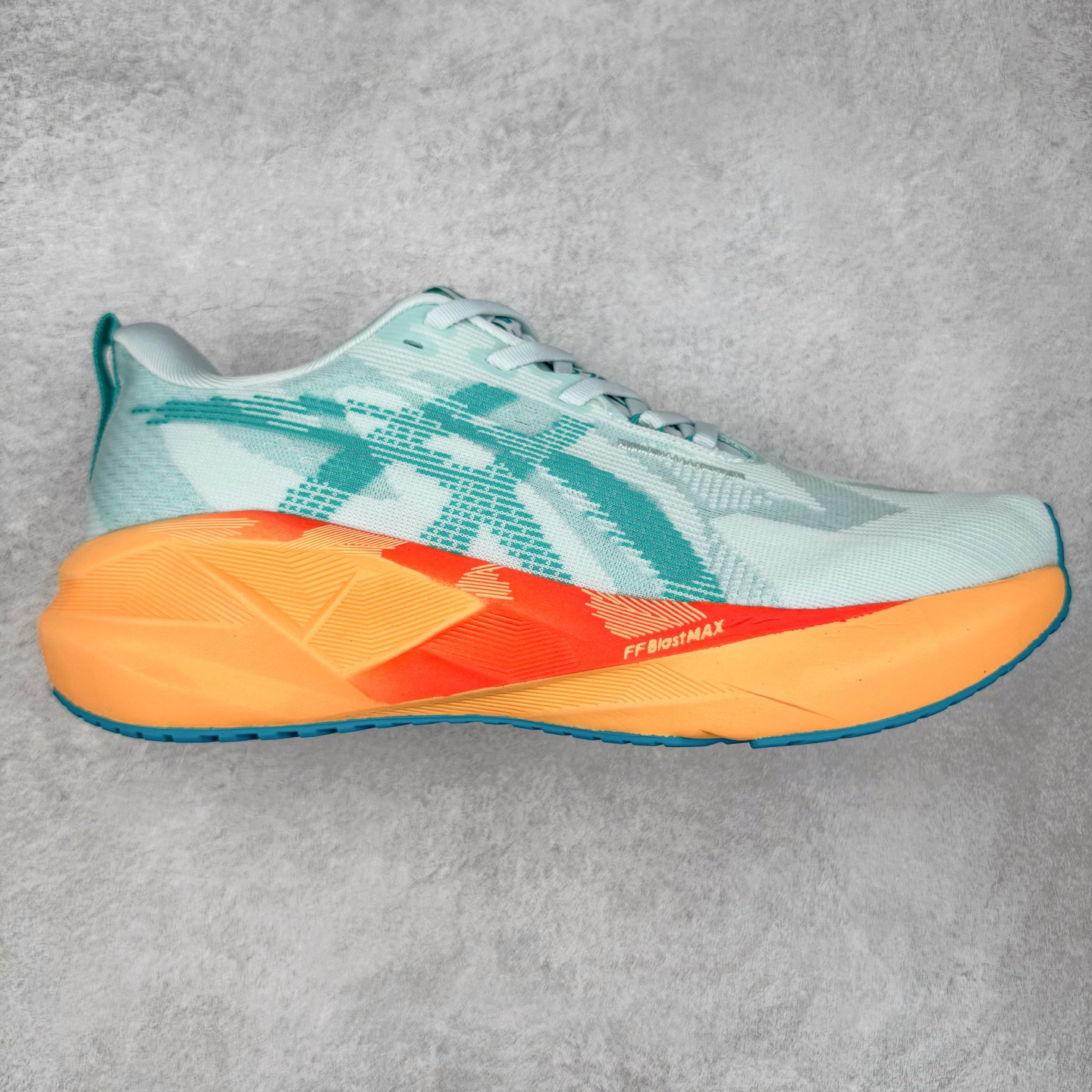 图片[8]-ASICS NOVABLAST 5 亚瑟士舒适缓震跑鞋 鞋面从NOVABLAST 3的工程网眼升级为一片式轻量编织设计 提升了跑鞋的透气性 并配备结构鞋舌 进一步提升透气性的同时减少鞋舌滑动 从而实现更好的包裹感 后跟结构也是亮点之一 不仅提升了稳定性 还能给跑者提供更强支撑 上脚舒适度非常明显 无论如何跑跳晃动 双脚都被包裹的非常服帖舒适 同时前脚掌有足够空间 中足又很贴合 后跟高度和弧度也都非常舒适 从NOVABLAST 5采用全新FF BLAST PLUS ECO轻量高能回弹泡棉材料 这是一种超过20%的生物基可再生资源 在带给跑者更舒适体验同时助力减轻环境负担 值得关注的是NOVABLAST 4将成为该系列首款贴有CO2e标签的鞋款 以进一步严格贯彻ASICS亚瑟士的可持续发展理念 大底采用了低密度设计的AHAR LO 更大程度增强鞋款耐磨性 提升使用寿命 外底液采用了全新设计 其灵感来源于植物的斐波那契螺旋叶片图案 独特的几何纹路使新一代鞋款的外观更具标志性 中底和大底设计都是为了让跑者获得更大的能量反馈 更强的回弹性 在跑步过程中轻弹畅跑 看配置就能感受到NOVABLAST的优势 高回弹、高缓震、且耐用的综合长跑训练鞋 尺码：36 37 38 39 39.5 40 40.5 41.5 42 42.5 43.5 44 45-选品中心