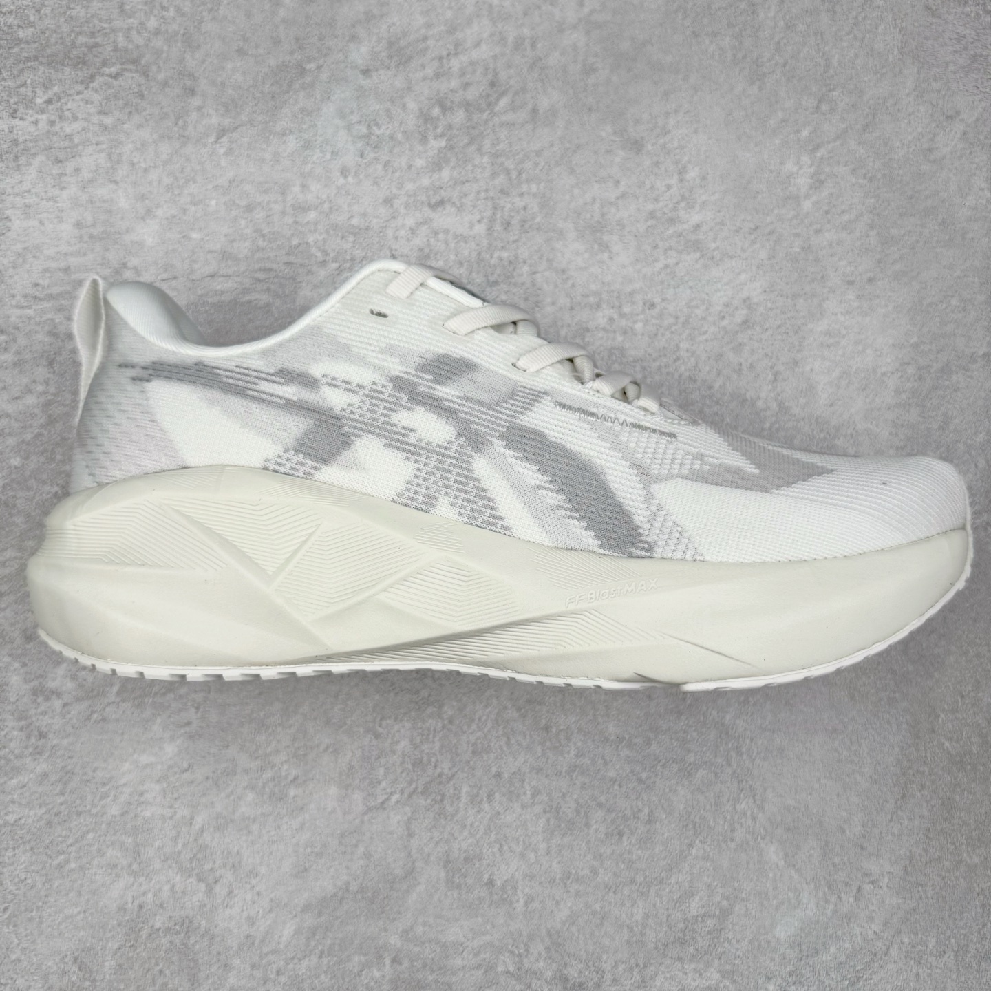 ASICS NOVABLAST 5 亚瑟士舒适缓震跑鞋 鞋面从NOVABLAST 3的工程网眼升级为一片式轻量编织设计 提升了跑鞋的透气性 并配备结构鞋舌 进一步提升透气性的同时减少鞋舌滑动 从而实现更好的包裹感 后跟结构也是亮点之一 不仅提升了稳定性 还能给跑者提供更强支撑 上脚舒适度非常明显 无论如何跑跳晃动 双脚都被包裹的非常服帖舒适 同时前脚掌有足够空间 中足又很贴合 后跟高度和弧度也都非常舒适 从NOVABLAST 5采用全新FF BLAST PLUS ECO轻量高能回弹泡棉材料 这是一种超过20%的生物基可再生资源 在带给跑者更舒适体验同时助力减轻环境负担 值得关注的是NOVABLAST 4将成为该系列首款贴有CO2e标签的鞋款 以进一步严格贯彻ASICS亚瑟士的可持续发展理念 大底采用了低密度设计的AHAR LO 更大程度增强鞋款耐磨性 提升使用寿命 外底液采用了全新设计 其灵感来源于植物的斐波那契螺旋叶片图案 独特的几何纹路使新一代鞋款的外观更具标志性 中底和大底设计都是为了让跑者获得更大的能量反馈 更强的回弹性 在跑步过程中轻弹畅跑 看配置就能感受到NOVABLAST的优势 高回弹、高缓震、且耐用的综合长跑训练鞋 尺码：36 37 38 39 39.5 40 40.5 41.5 42 42.5 43.5 44 45-选品中心