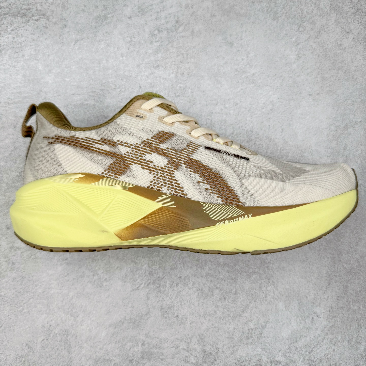 图片[10]-ASICS NOVABLAST 5 亚瑟士舒适缓震跑鞋 鞋面从NOVABLAST 3的工程网眼升级为一片式轻量编织设计 提升了跑鞋的透气性 并配备结构鞋舌 进一步提升透气性的同时减少鞋舌滑动 从而实现更好的包裹感 后跟结构也是亮点之一 不仅提升了稳定性 还能给跑者提供更强支撑 上脚舒适度非常明显 无论如何跑跳晃动 双脚都被包裹的非常服帖舒适 同时前脚掌有足够空间 中足又很贴合 后跟高度和弧度也都非常舒适 从NOVABLAST 5采用全新FF BLAST PLUS ECO轻量高能回弹泡棉材料 这是一种超过20%的生物基可再生资源 在带给跑者更舒适体验同时助力减轻环境负担 值得关注的是NOVABLAST 4将成为该系列首款贴有CO2e标签的鞋款 以进一步严格贯彻ASICS亚瑟士的可持续发展理念 大底采用了低密度设计的AHAR LO 更大程度增强鞋款耐磨性 提升使用寿命 外底液采用了全新设计 其灵感来源于植物的斐波那契螺旋叶片图案 独特的几何纹路使新一代鞋款的外观更具标志性 中底和大底设计都是为了让跑者获得更大的能量反馈 更强的回弹性 在跑步过程中轻弹畅跑 看配置就能感受到NOVABLAST的优势 高回弹、高缓震、且耐用的综合长跑训练鞋 尺码：36 37 38 39 39.5 40 40.5 41.5 42 42.5 43.5 44 45-选品中心