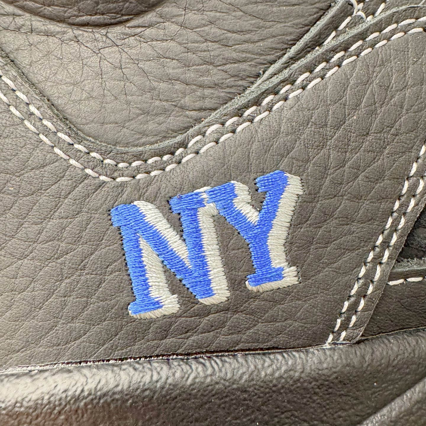 图片[26]-＃PK纯原 Awake NY x Air Jordan AJ5 联名黑蓝 DV4982-004 SZ原厂全套原楦原纸板磨具开发 原厂皮料加持 原厂港宝加持定型后跟R度完美 同源原厂电绣 飞人针数密度立体效果一致 原厂拉帮手法 原厂配置纸衬高频鞋盒 原厂指令配双鞋带 原厂TPU网格鞋带扣 超高鞋面清洁度 最高QC检验标准 控制溢胶瑕疵 到手可放心比对发售原鞋 上脚百分百充正驾驭 尺码：40 40.5 41 42 42.5 43 44 44.5 45 46 47.5-选品中心