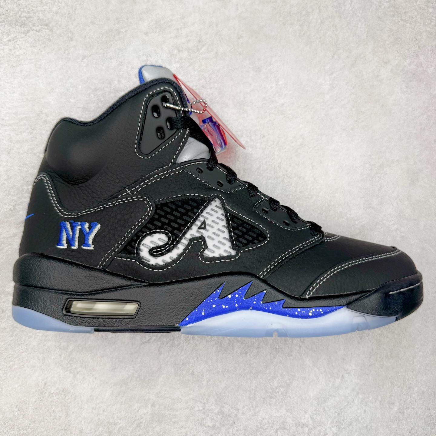 ＃PK纯原 Awake NY x Air Jordan AJ5 联名黑蓝 DV4982-004 SZ原厂全套原楦原纸板磨具开发 原厂皮料加持 原厂港宝加持定型后跟R度完美 同源原厂电绣 飞人针数密度立体效果一致 原厂拉帮手法 原厂配置纸衬高频鞋盒 原厂指令配双鞋带 原厂TPU网格鞋带扣 超高鞋面清洁度 最高QC检验标准 控制溢胶瑕疵 到手可放心比对发售原鞋 上脚百分百充正驾驭 尺码：40 40.5 41 42 42.5 43 44 44.5 45 46 47.5-选品中心