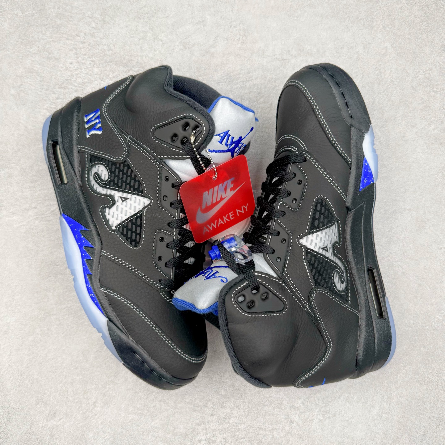 图片[3]-＃PK纯原 Awake NY x Air Jordan AJ5 联名黑蓝 DV4982-004 SZ原厂全套原楦原纸板磨具开发 原厂皮料加持 原厂港宝加持定型后跟R度完美 同源原厂电绣 飞人针数密度立体效果一致 原厂拉帮手法 原厂配置纸衬高频鞋盒 原厂指令配双鞋带 原厂TPU网格鞋带扣 超高鞋面清洁度 最高QC检验标准 控制溢胶瑕疵 到手可放心比对发售原鞋 上脚百分百充正驾驭 尺码：40 40.5 41 42 42.5 43 44 44.5 45 46 47.5-选品中心