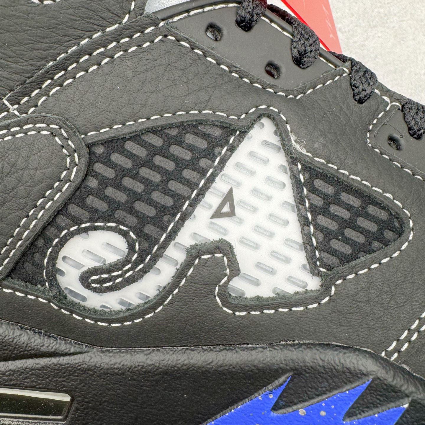 图片[20]-＃PK纯原 Awake NY x Air Jordan AJ5 联名黑蓝 DV4982-004 SZ原厂全套原楦原纸板磨具开发 原厂皮料加持 原厂港宝加持定型后跟R度完美 同源原厂电绣 飞人针数密度立体效果一致 原厂拉帮手法 原厂配置纸衬高频鞋盒 原厂指令配双鞋带 原厂TPU网格鞋带扣 超高鞋面清洁度 最高QC检验标准 控制溢胶瑕疵 到手可放心比对发售原鞋 上脚百分百充正驾驭 尺码：40 40.5 41 42 42.5 43 44 44.5 45 46 47.5-选品中心