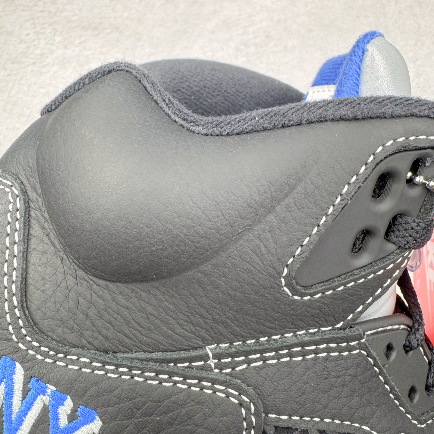 图片[16]-＃PK纯原 Awake NY x Air Jordan AJ5 联名黑蓝 DV4982-004 SZ原厂全套原楦原纸板磨具开发 原厂皮料加持 原厂港宝加持定型后跟R度完美 同源原厂电绣 飞人针数密度立体效果一致 原厂拉帮手法 原厂配置纸衬高频鞋盒 原厂指令配双鞋带 原厂TPU网格鞋带扣 超高鞋面清洁度 最高QC检验标准 控制溢胶瑕疵 到手可放心比对发售原鞋 上脚百分百充正驾驭 尺码：40 40.5 41 42 42.5 43 44 44.5 45 46 47.5-选品中心