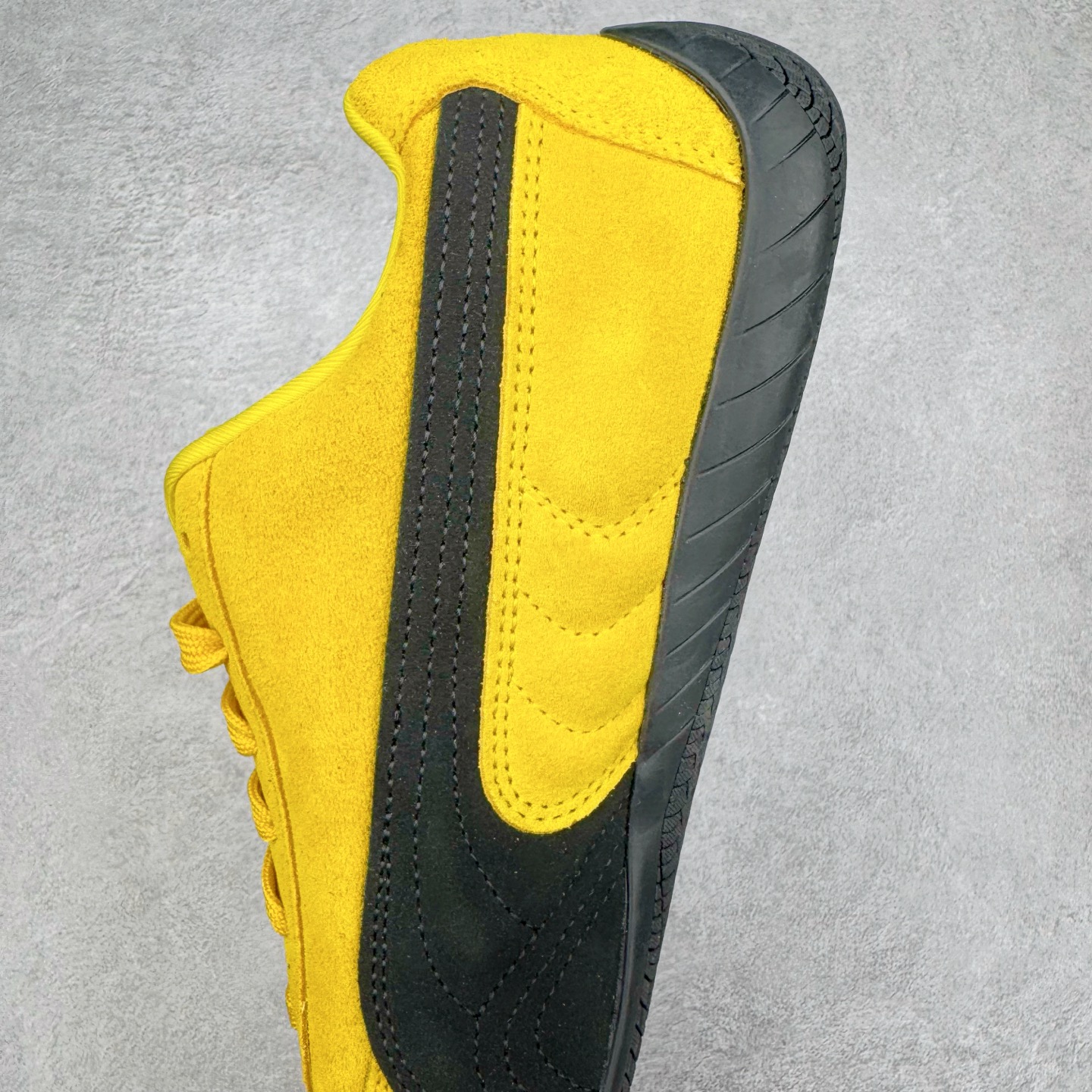 图片[7]-＃CS纯原 PUMA Speedca OG 彪马极速赛车系列低帮德训风拼接复古百搭休闲运动赛车鞋 鞋款从80、90年代赛车手所穿的防火赛车鞋为原型，鞋身线条模仿了赛车的流线廓形，体现了空气动力学原理的结构。简约流畅的外观，恰好又和贯穿其中的Formstrip Logo融合恰到好处，视觉上细节丰富且协调。本次Speedcat OG鞋款归来，最大看点自然式保留了窄版鞋型以及薄底构造。这两年各品牌鞋底越做越厚，Speedcat反其道而行之，上脚几乎无鞋底的效果带来耳目一新的视觉体验。鞋面依旧是以质感细腻的麂皮材质打造，并且大面积近乎全包裹的使用，复古味道也愈发浓烈。配色上更是将最原始的黑色和红色带回，向F1赛车队的标志性队服致敬。相信让各位一眼种草的更多是出挑的大红色，上脚即可瞬间点亮整体造型，在以球鞋为核心的OOTD中脱颖而出。而另一款黑色则是低调的万金油，彰显新潮个性的同时又不喧宾夺主，也是热爱简约系穿搭朋友的首选。 尺码：36 37 37.5 38 38.5 39 40 40.5 41 42 42.5 43 44 44.5 45 46-选品中心