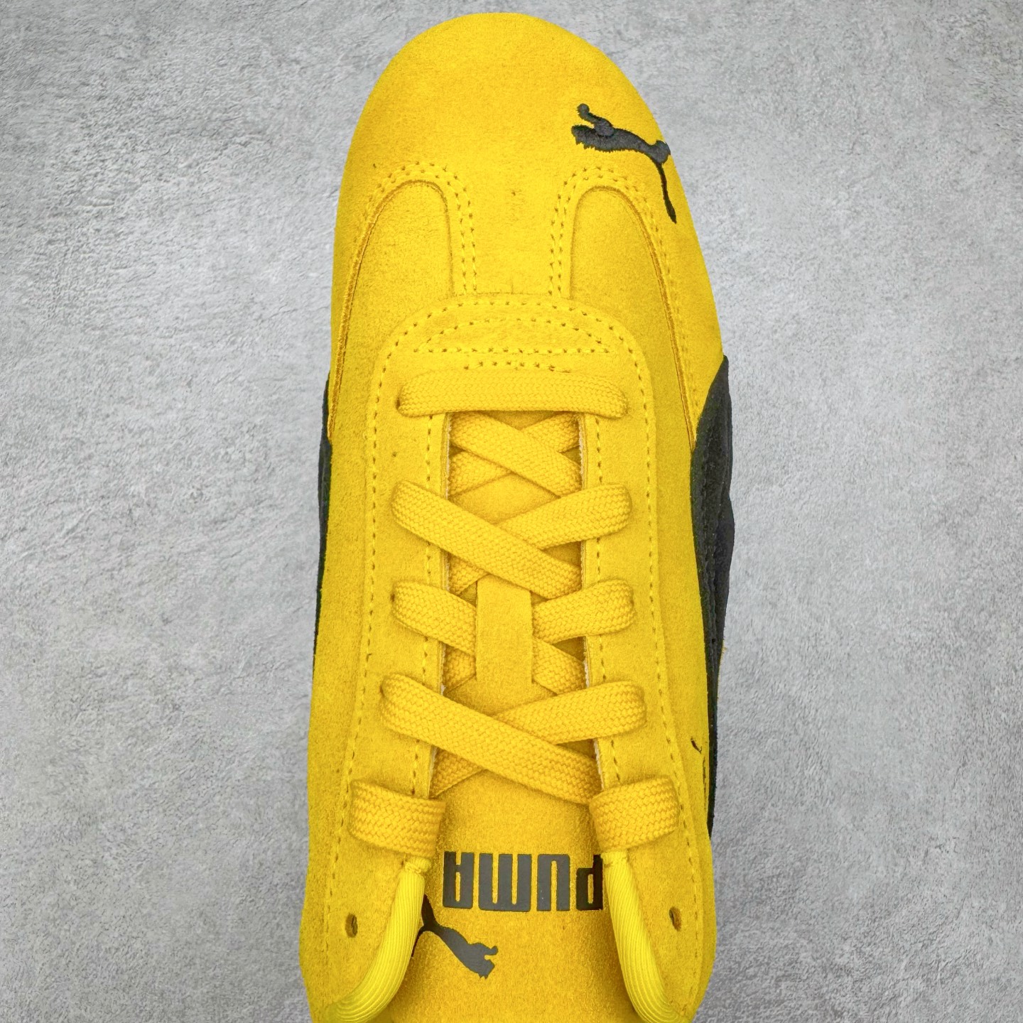 图片[4]-＃CS纯原 PUMA Speedca OG 彪马极速赛车系列低帮德训风拼接复古百搭休闲运动赛车鞋 鞋款从80、90年代赛车手所穿的防火赛车鞋为原型，鞋身线条模仿了赛车的流线廓形，体现了空气动力学原理的结构。简约流畅的外观，恰好又和贯穿其中的Formstrip Logo融合恰到好处，视觉上细节丰富且协调。本次Speedcat OG鞋款归来，最大看点自然式保留了窄版鞋型以及薄底构造。这两年各品牌鞋底越做越厚，Speedcat反其道而行之，上脚几乎无鞋底的效果带来耳目一新的视觉体验。鞋面依旧是以质感细腻的麂皮材质打造，并且大面积近乎全包裹的使用，复古味道也愈发浓烈。配色上更是将最原始的黑色和红色带回，向F1赛车队的标志性队服致敬。相信让各位一眼种草的更多是出挑的大红色，上脚即可瞬间点亮整体造型，在以球鞋为核心的OOTD中脱颖而出。而另一款黑色则是低调的万金油，彰显新潮个性的同时又不喧宾夺主，也是热爱简约系穿搭朋友的首选。 尺码：36 37 37.5 38 38.5 39 40 40.5 41 42 42.5 43 44 44.5 45 46-选品中心