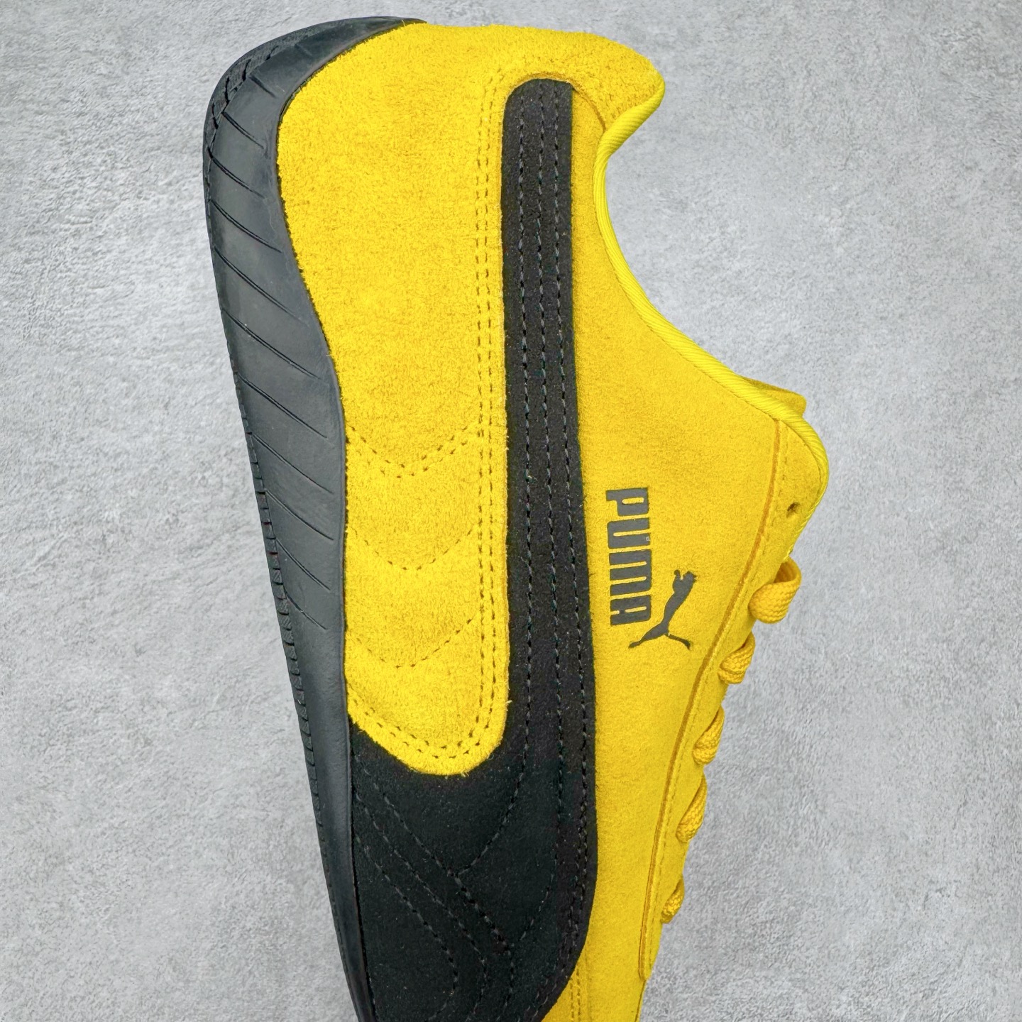 图片[6]-＃CS纯原 PUMA Speedca OG 彪马极速赛车系列低帮德训风拼接复古百搭休闲运动赛车鞋 鞋款从80、90年代赛车手所穿的防火赛车鞋为原型，鞋身线条模仿了赛车的流线廓形，体现了空气动力学原理的结构。简约流畅的外观，恰好又和贯穿其中的Formstrip Logo融合恰到好处，视觉上细节丰富且协调。本次Speedcat OG鞋款归来，最大看点自然式保留了窄版鞋型以及薄底构造。这两年各品牌鞋底越做越厚，Speedcat反其道而行之，上脚几乎无鞋底的效果带来耳目一新的视觉体验。鞋面依旧是以质感细腻的麂皮材质打造，并且大面积近乎全包裹的使用，复古味道也愈发浓烈。配色上更是将最原始的黑色和红色带回，向F1赛车队的标志性队服致敬。相信让各位一眼种草的更多是出挑的大红色，上脚即可瞬间点亮整体造型，在以球鞋为核心的OOTD中脱颖而出。而另一款黑色则是低调的万金油，彰显新潮个性的同时又不喧宾夺主，也是热爱简约系穿搭朋友的首选。 尺码：36 37 37.5 38 38.5 39 40 40.5 41 42 42.5 43 44 44.5 45 46-选品中心