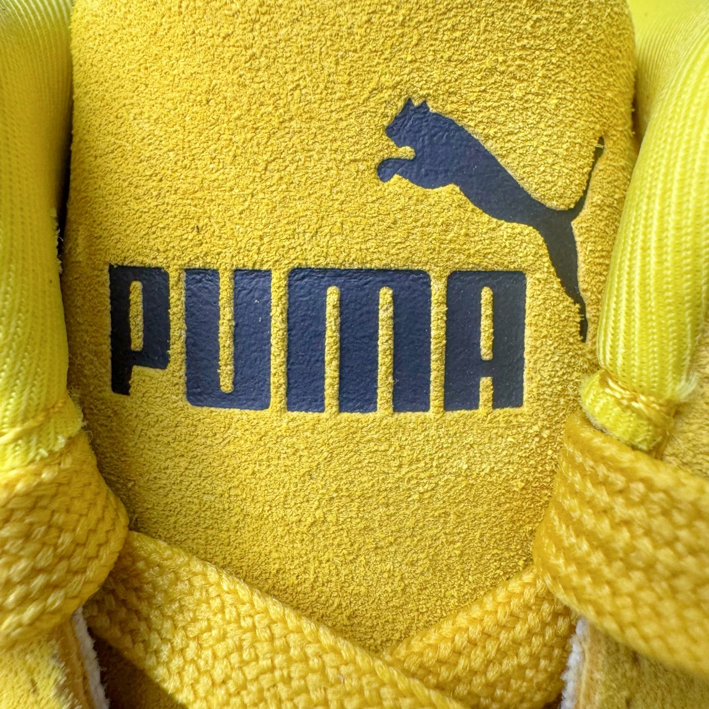 图片[13]-＃CS纯原 PUMA Speedca OG 彪马极速赛车系列低帮德训风拼接复古百搭休闲运动赛车鞋 鞋款从80、90年代赛车手所穿的防火赛车鞋为原型，鞋身线条模仿了赛车的流线廓形，体现了空气动力学原理的结构。简约流畅的外观，恰好又和贯穿其中的Formstrip Logo融合恰到好处，视觉上细节丰富且协调。本次Speedcat OG鞋款归来，最大看点自然式保留了窄版鞋型以及薄底构造。这两年各品牌鞋底越做越厚，Speedcat反其道而行之，上脚几乎无鞋底的效果带来耳目一新的视觉体验。鞋面依旧是以质感细腻的麂皮材质打造，并且大面积近乎全包裹的使用，复古味道也愈发浓烈。配色上更是将最原始的黑色和红色带回，向F1赛车队的标志性队服致敬。相信让各位一眼种草的更多是出挑的大红色，上脚即可瞬间点亮整体造型，在以球鞋为核心的OOTD中脱颖而出。而另一款黑色则是低调的万金油，彰显新潮个性的同时又不喧宾夺主，也是热爱简约系穿搭朋友的首选。 尺码：36 37 37.5 38 38.5 39 40 40.5 41 42 42.5 43 44 44.5 45 46-选品中心
