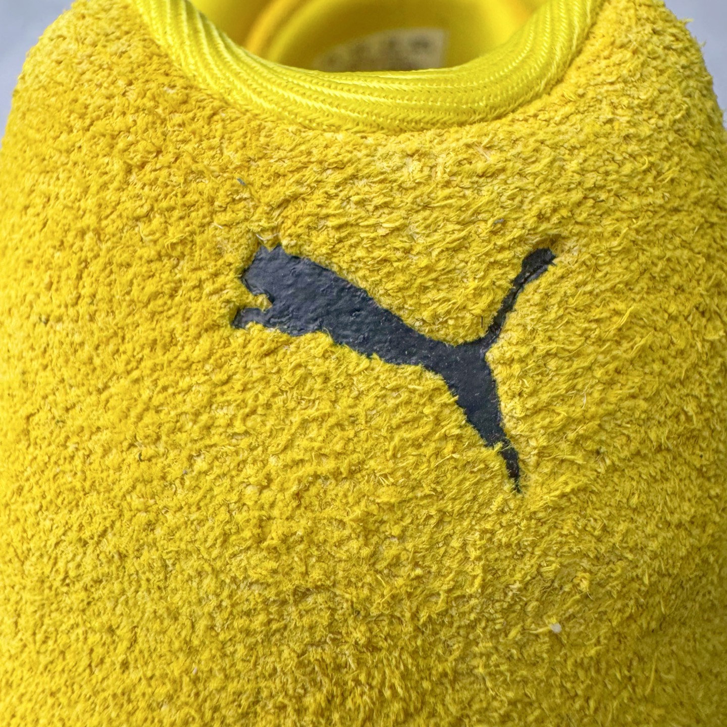 图片[12]-＃CS纯原 PUMA Speedca OG 彪马极速赛车系列低帮德训风拼接复古百搭休闲运动赛车鞋 鞋款从80、90年代赛车手所穿的防火赛车鞋为原型，鞋身线条模仿了赛车的流线廓形，体现了空气动力学原理的结构。简约流畅的外观，恰好又和贯穿其中的Formstrip Logo融合恰到好处，视觉上细节丰富且协调。本次Speedcat OG鞋款归来，最大看点自然式保留了窄版鞋型以及薄底构造。这两年各品牌鞋底越做越厚，Speedcat反其道而行之，上脚几乎无鞋底的效果带来耳目一新的视觉体验。鞋面依旧是以质感细腻的麂皮材质打造，并且大面积近乎全包裹的使用，复古味道也愈发浓烈。配色上更是将最原始的黑色和红色带回，向F1赛车队的标志性队服致敬。相信让各位一眼种草的更多是出挑的大红色，上脚即可瞬间点亮整体造型，在以球鞋为核心的OOTD中脱颖而出。而另一款黑色则是低调的万金油，彰显新潮个性的同时又不喧宾夺主，也是热爱简约系穿搭朋友的首选。 尺码：36 37 37.5 38 38.5 39 40 40.5 41 42 42.5 43 44 44.5 45 46-选品中心